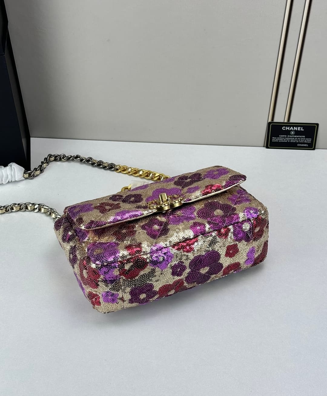 C794 🌸 Chanel 19 bag’s classic sequin-lined closure design — image 7
