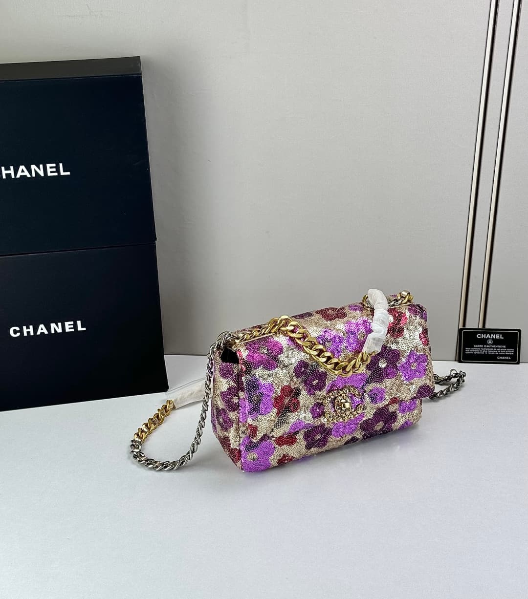 C794 🌸 Chanel 19 bag’s classic sequin-lined closure design — image 3