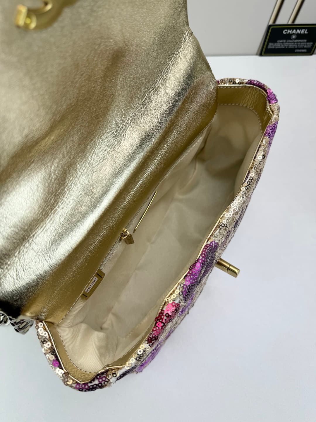 C794 🌸 Chanel 19 bag’s classic sequin-lined closure design — image 6