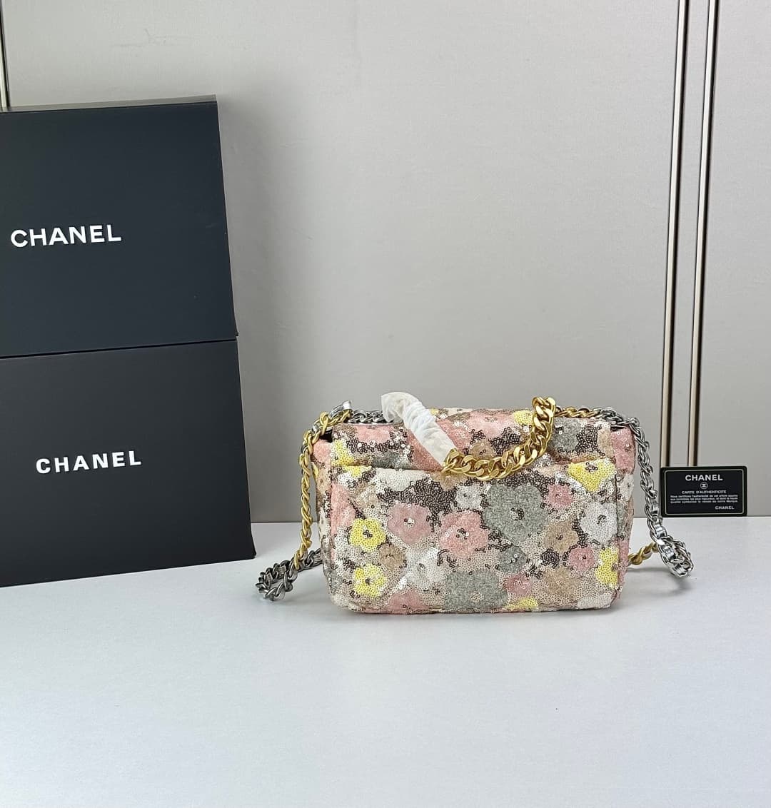 C793 🌸 Chanel 19 bag’s classic sequin-lined clasp design — image 2