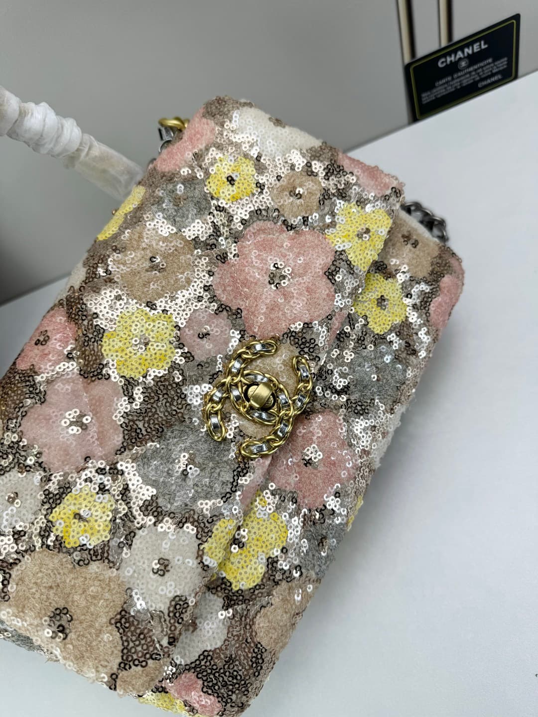 C793 🌸 Chanel 19 bag’s classic sequin-lined clasp design — image 4