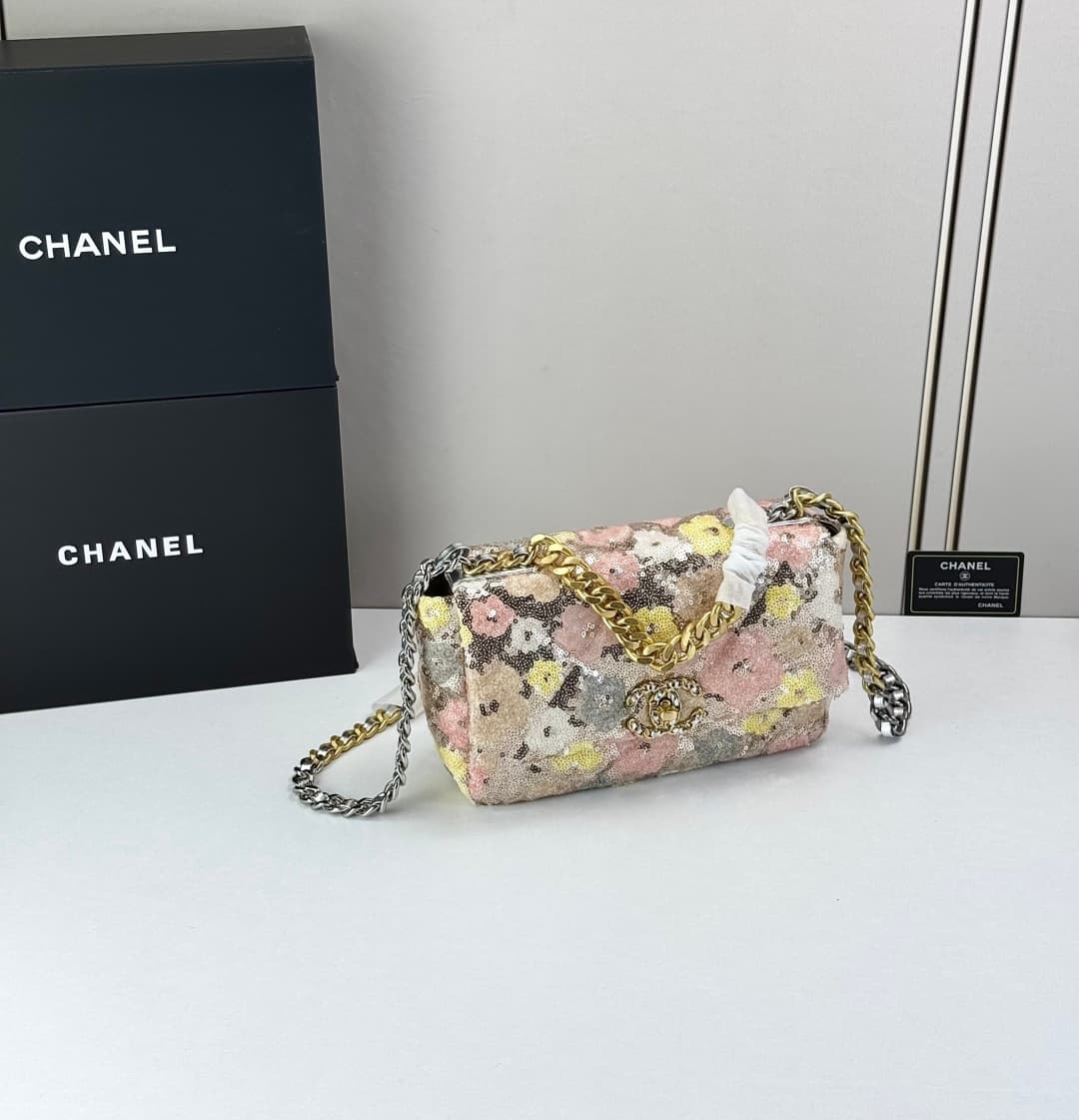 C793 🌸 Chanel 19 bag’s classic sequin-lined clasp design — image 3
