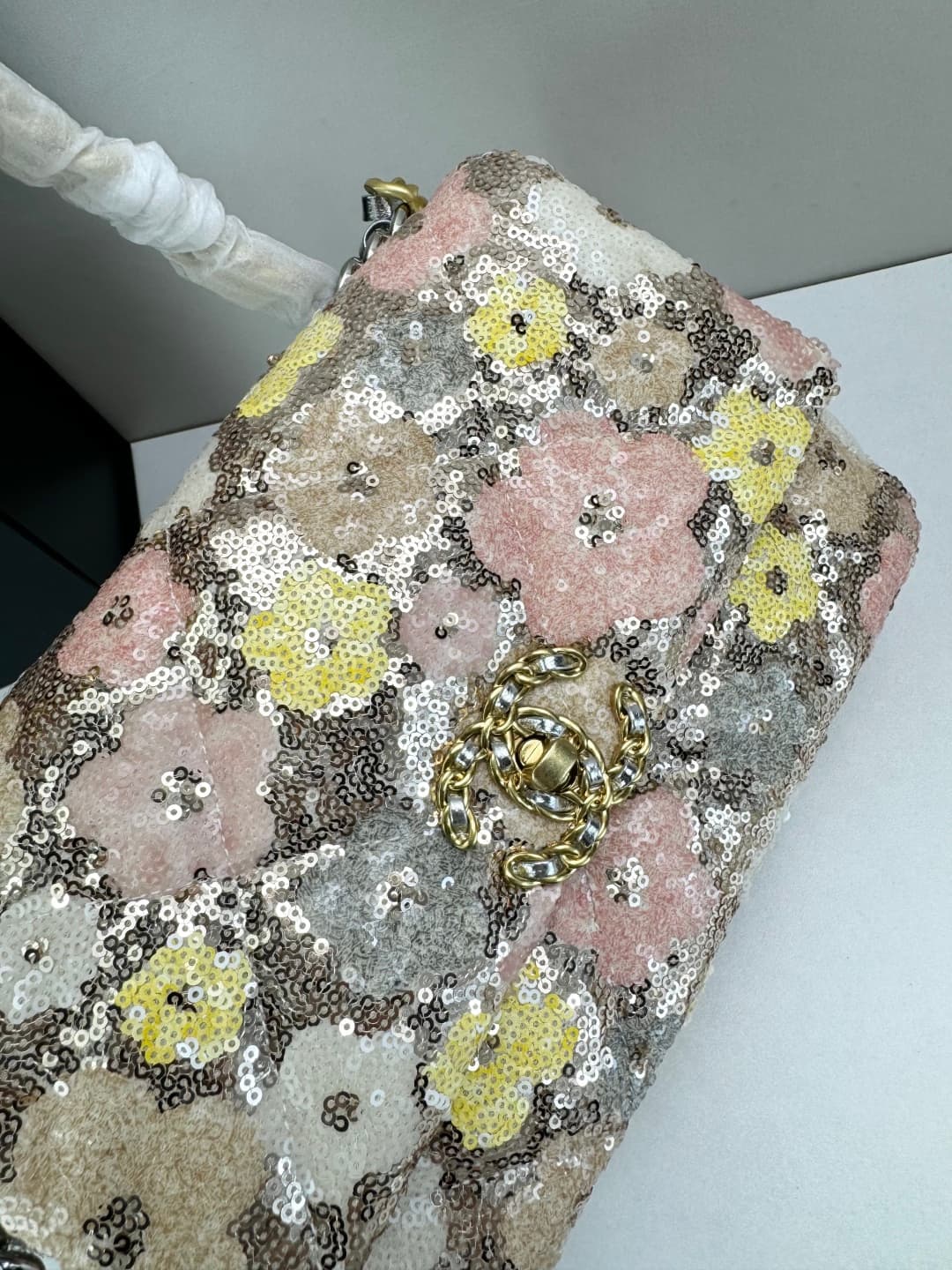 C793 🌸 Chanel 19 bag’s classic sequin-lined clasp design — image 5