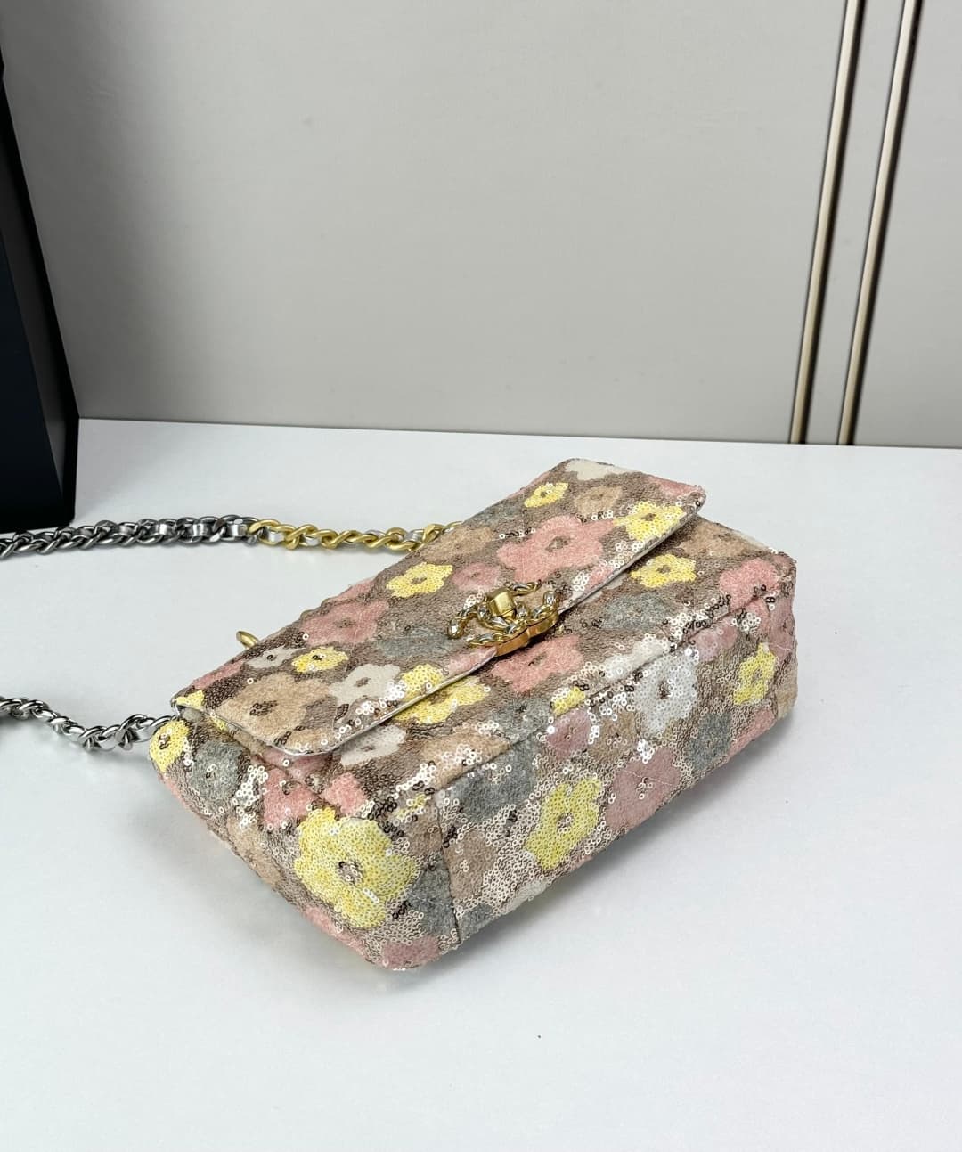 C793 🌸 Chanel 19 bag’s classic sequin-lined clasp design — image 8