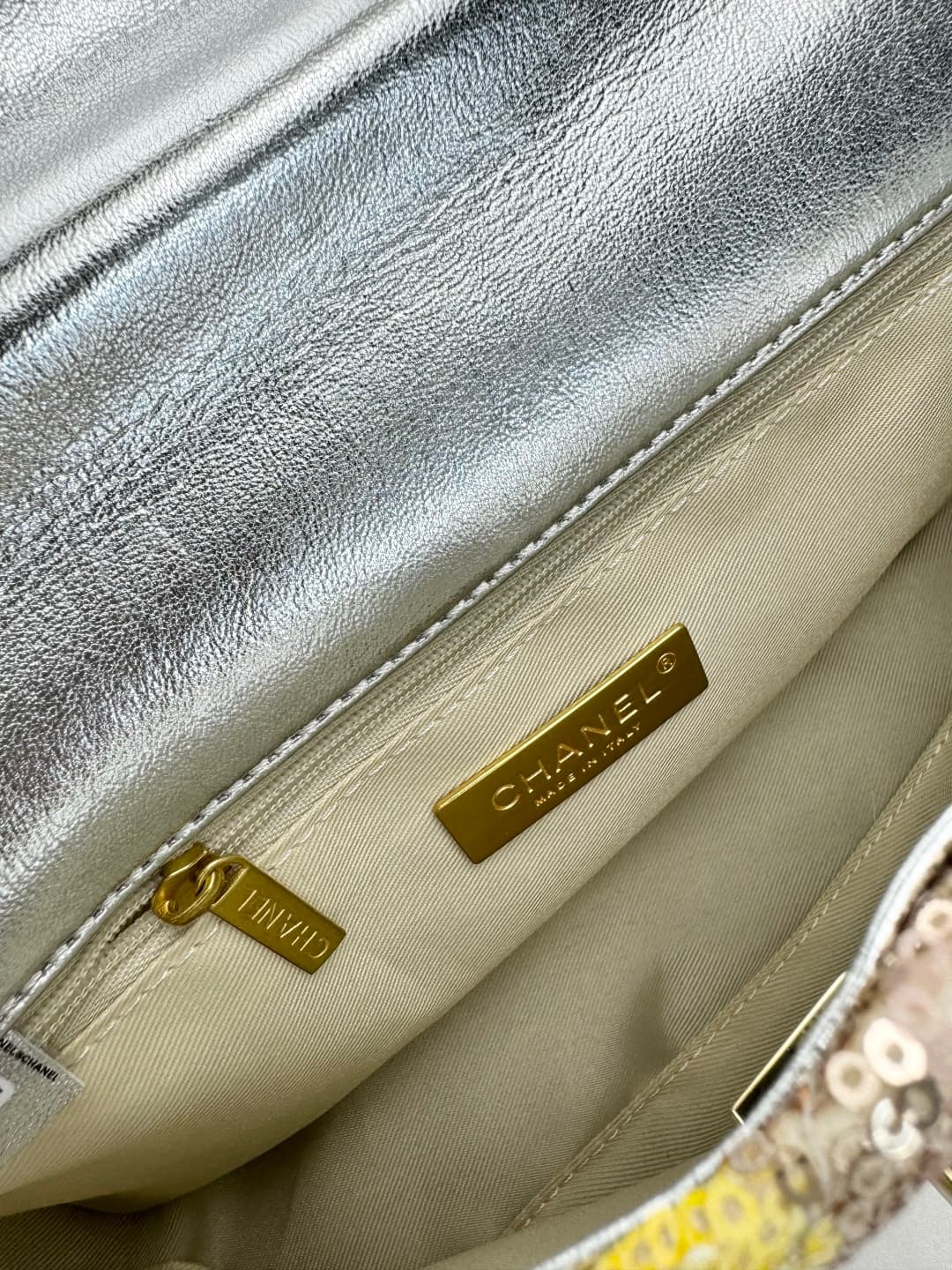 C793 🌸 Chanel 19 bag’s classic sequin-lined clasp design — image 6