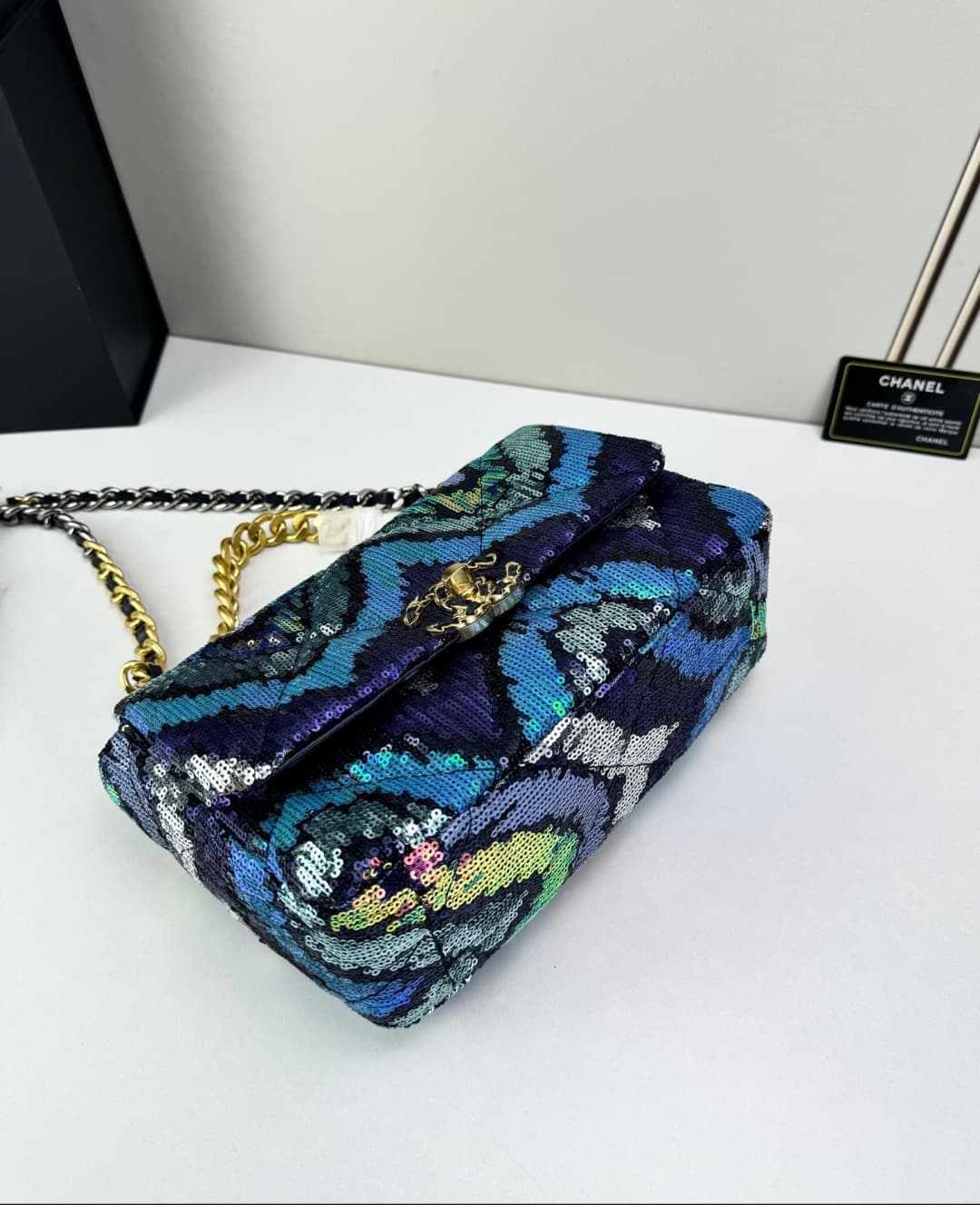 C792 🌸 Chanel 19 bag’s classic sequin-lined closure design — image 7