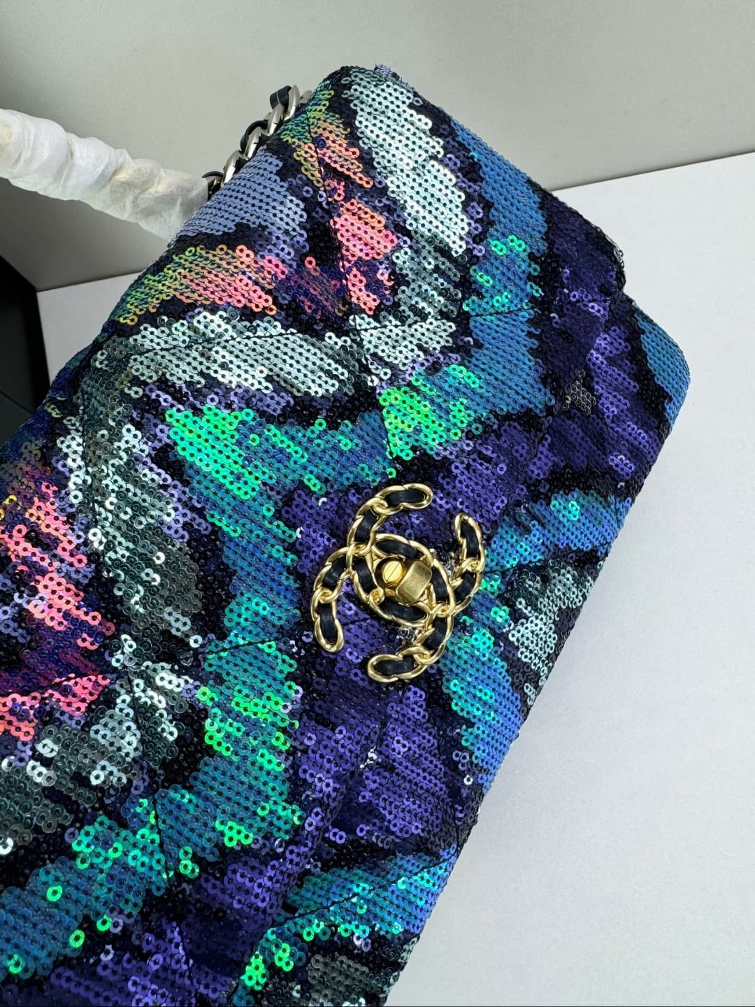 C792 🌸 Chanel 19 bag’s classic sequin-lined closure design — image 4
