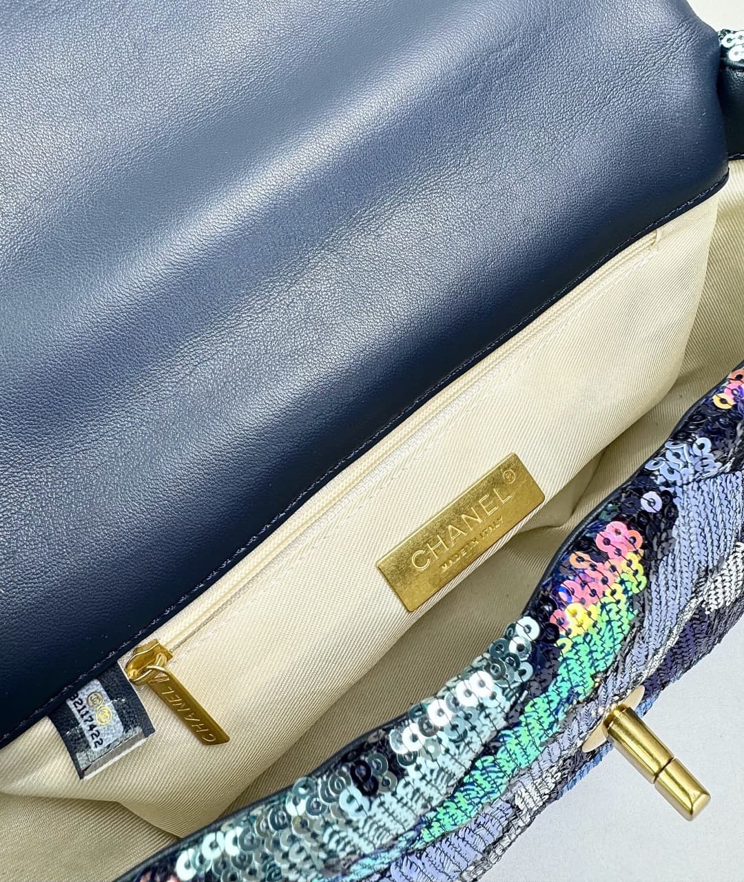 C792 🌸 Chanel 19 bag’s classic sequin-lined closure design — image 5
