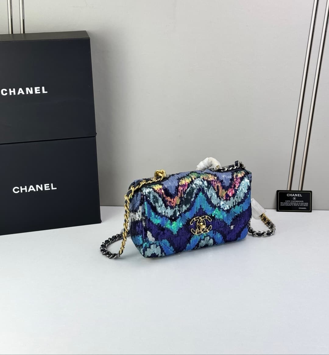 C792 🌸 Chanel 19 bag’s classic sequin-lined closure design — image 3