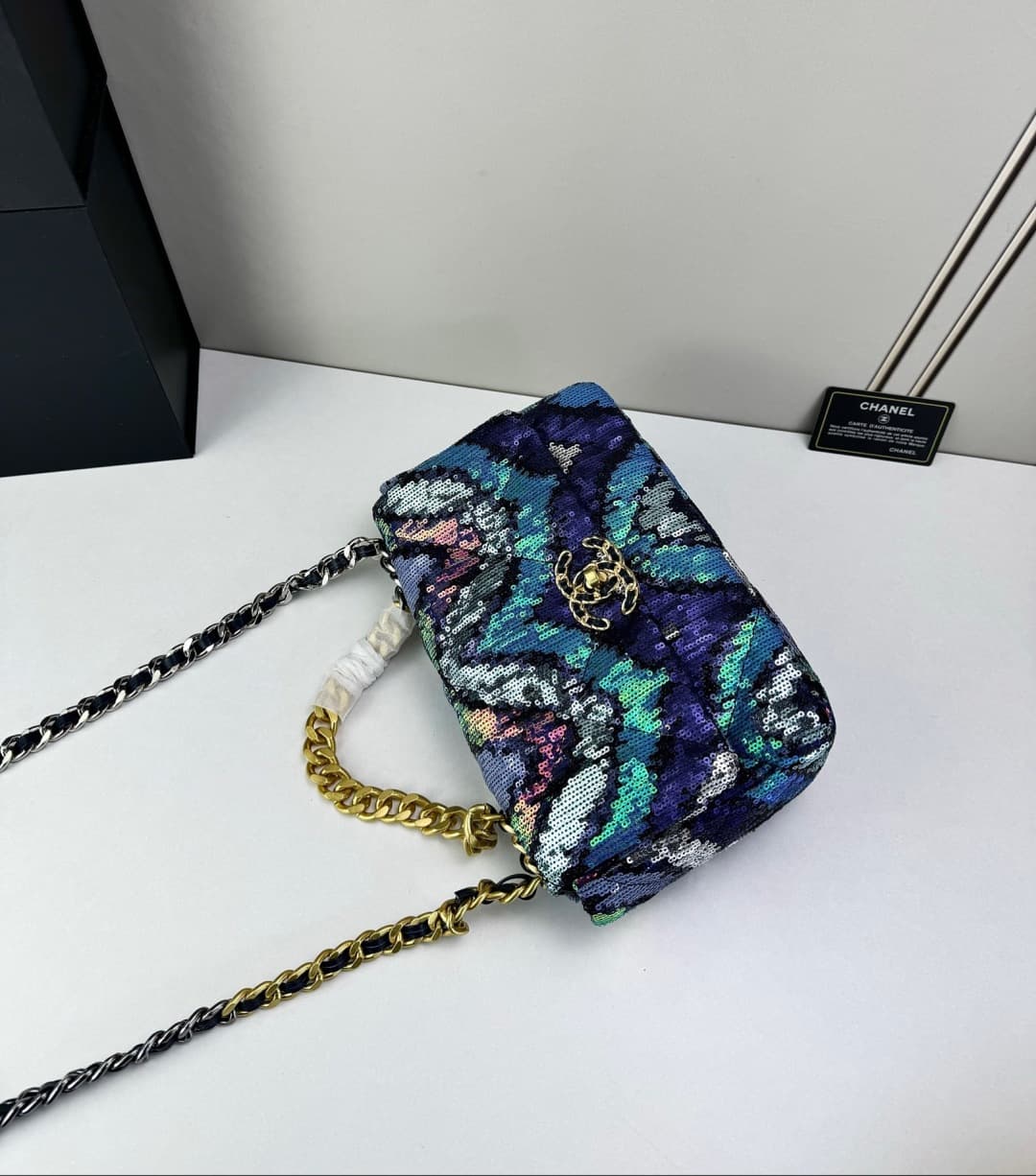 C792 🌸 Chanel 19 bag’s classic sequin-lined closure design — image 8