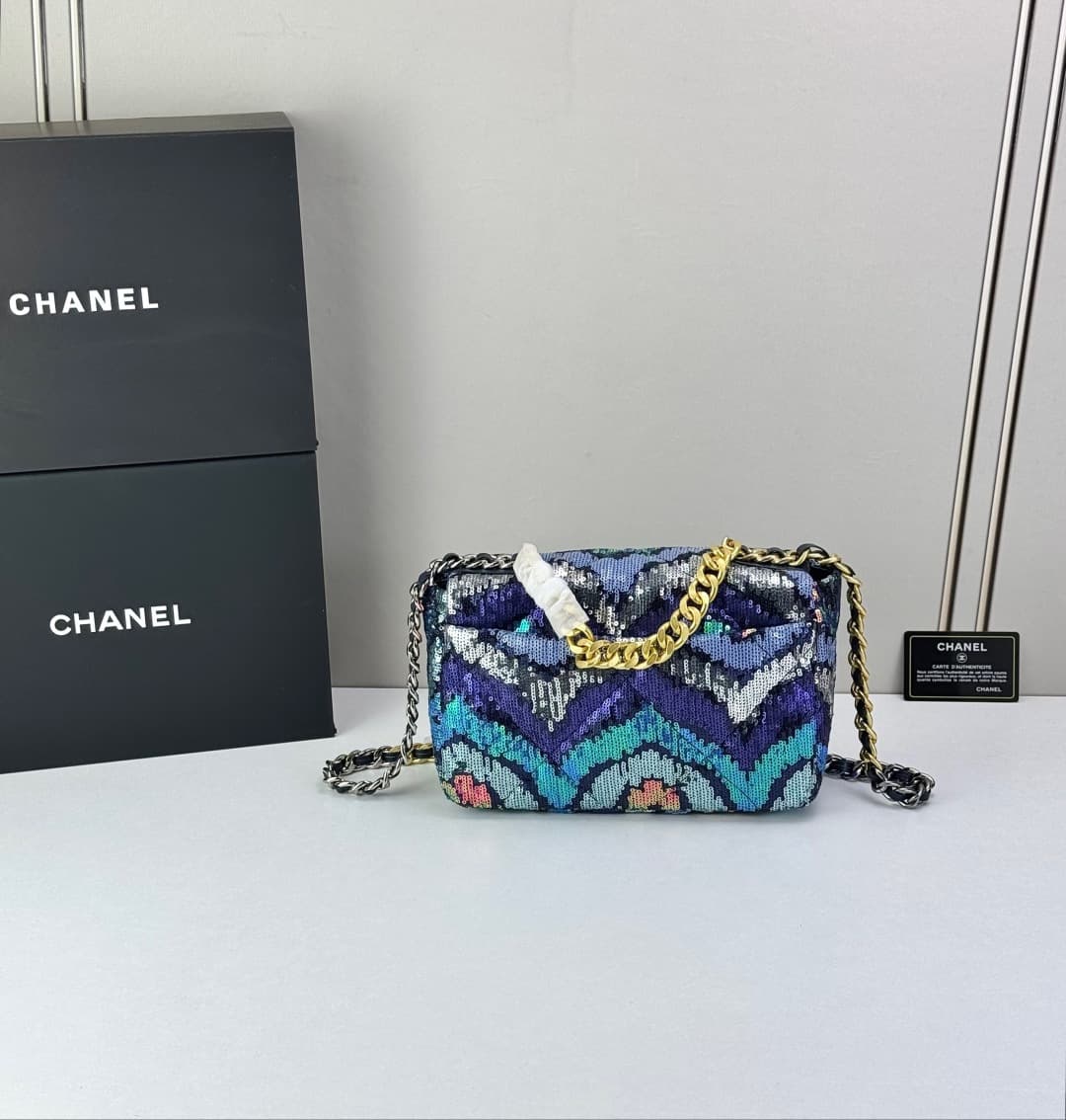 C792 🌸 Chanel 19 bag’s classic sequin-lined closure design — image 2