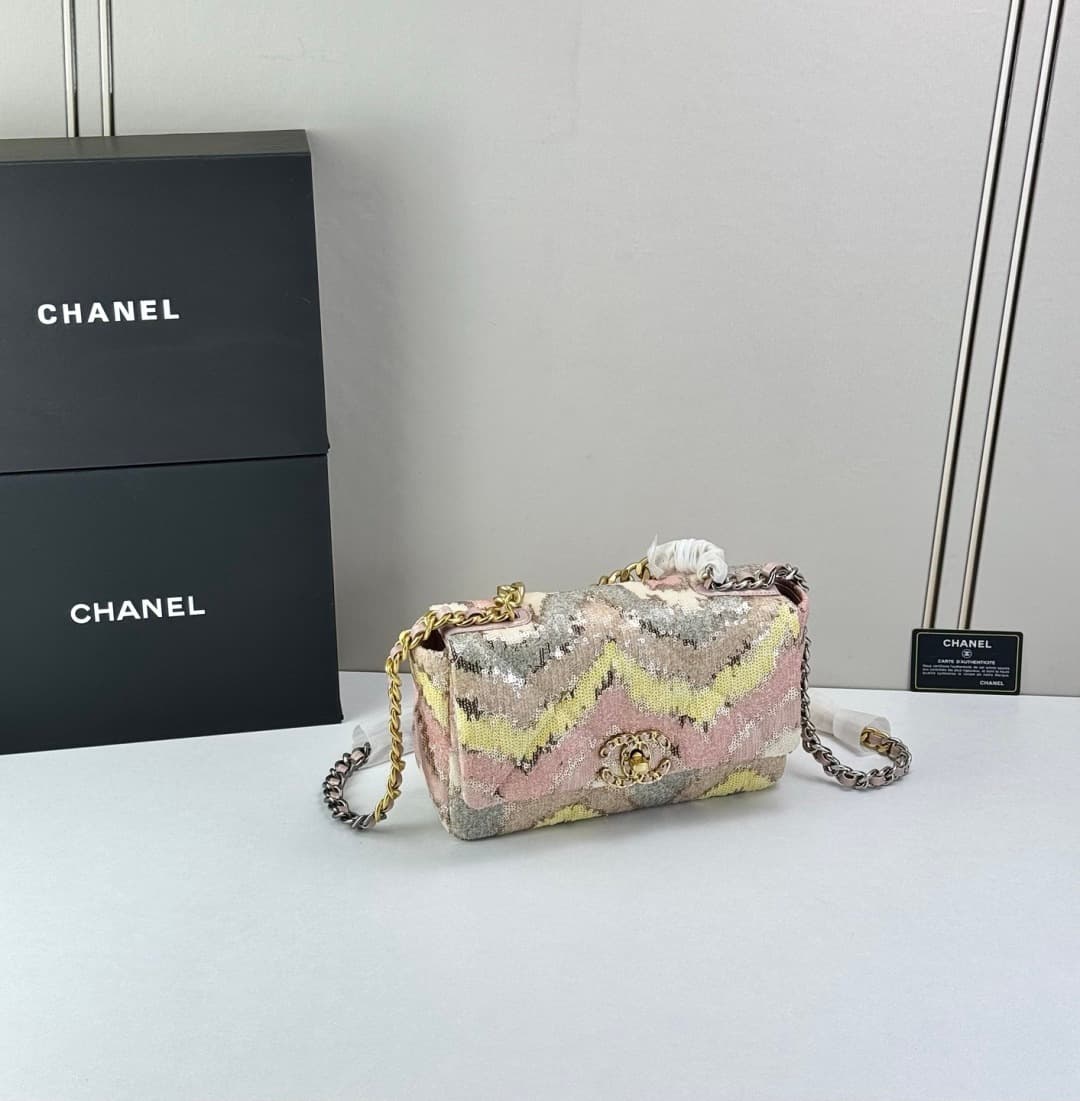 C791 🌸 Chanel 19 bag’s classic sequin-lined clasp bag — image 3