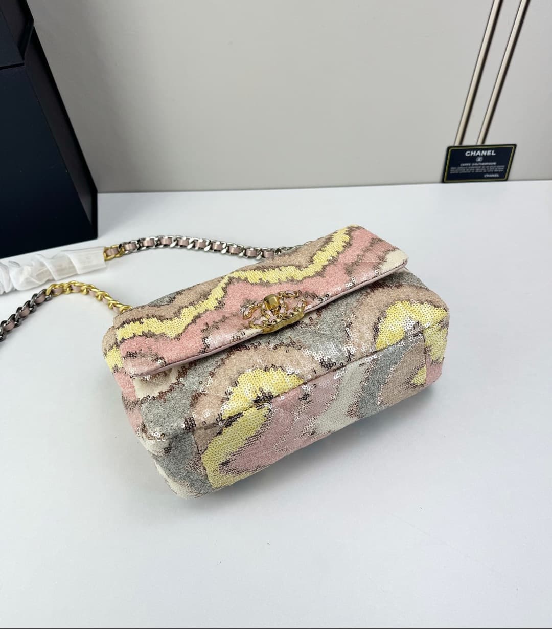 C791 🌸 Chanel 19 bag’s classic sequin-lined clasp bag — image 7