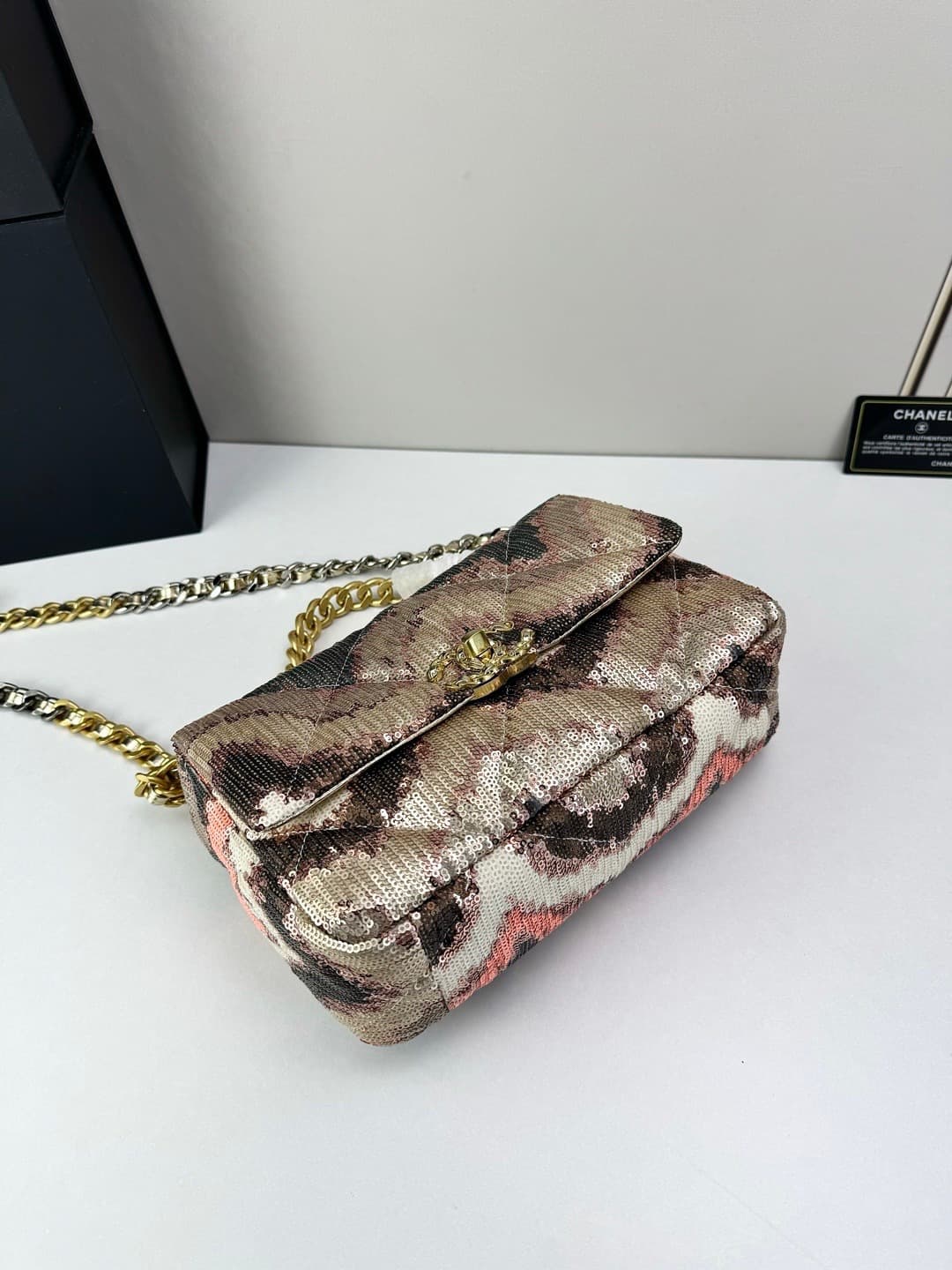 C790 🌸 Chanel 19 bag’s classic sequin-lined closure design — image 7