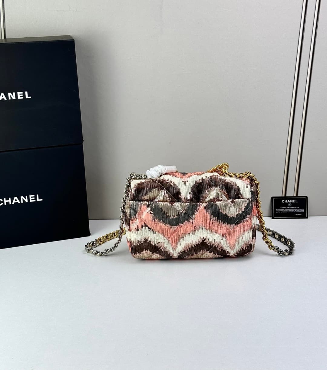 C790 🌸 Chanel 19 bag’s classic sequin-lined closure design — image 2