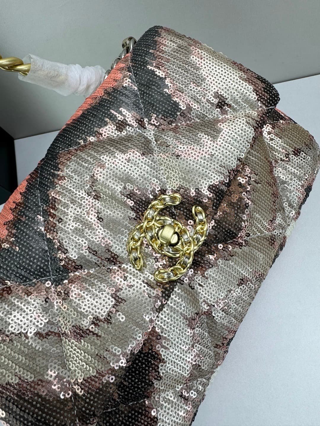 C790 🌸 Chanel 19 bag’s classic sequin-lined closure design — image 4