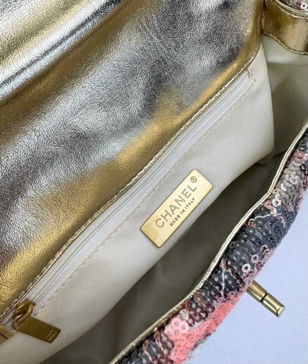 C790 🌸 Chanel 19 bag’s classic sequin-lined closure design — image 5
