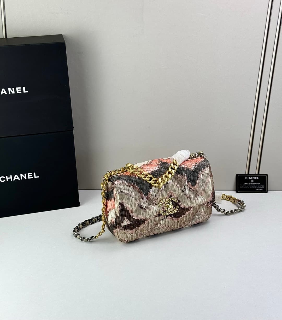 C790 🌸 Chanel 19 bag’s classic sequin-lined closure design — image 3