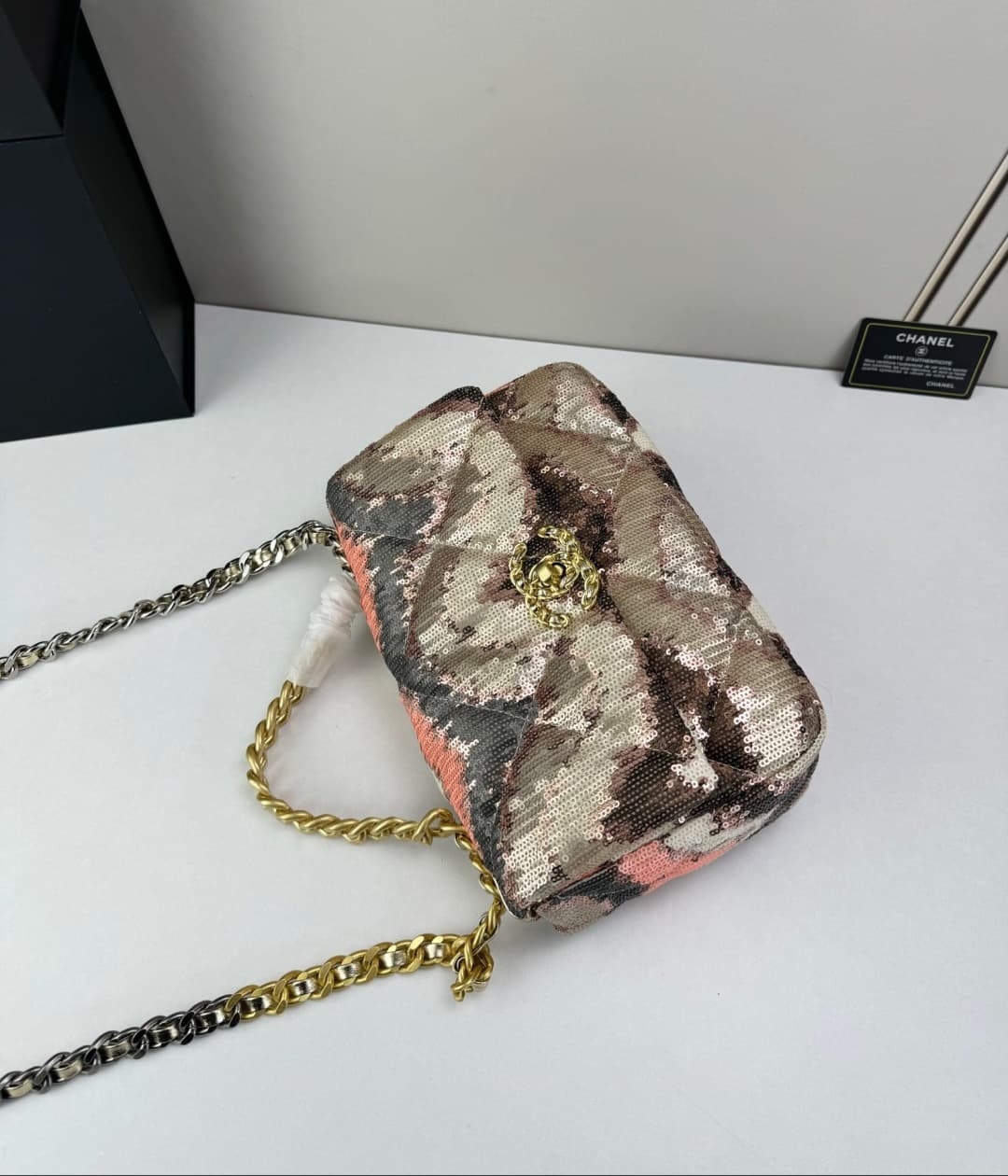 C790 🌸 Chanel 19 bag’s classic sequin-lined closure design — image 8
