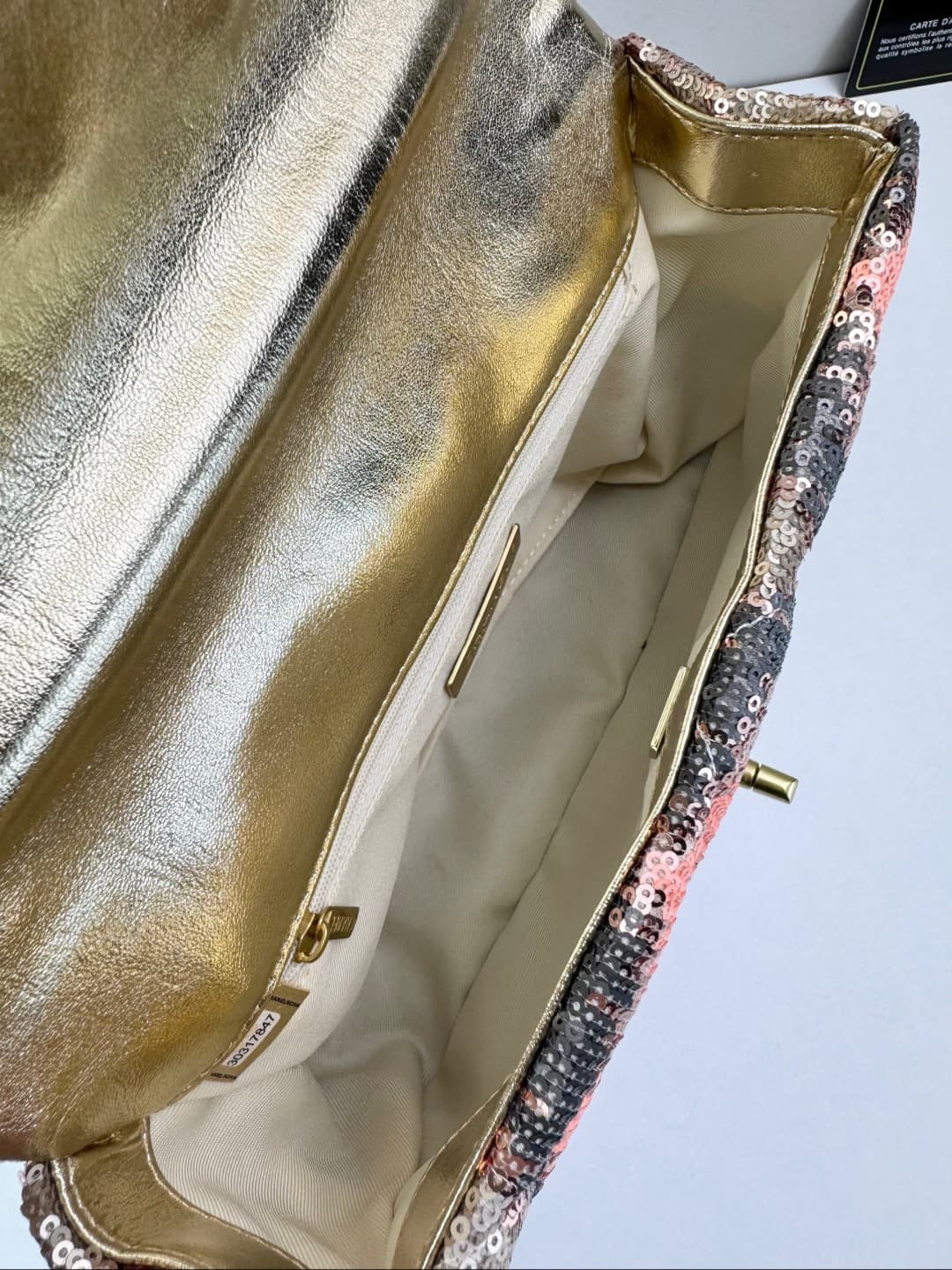 C790 🌸 Chanel 19 bag’s classic sequin-lined closure design — image 6