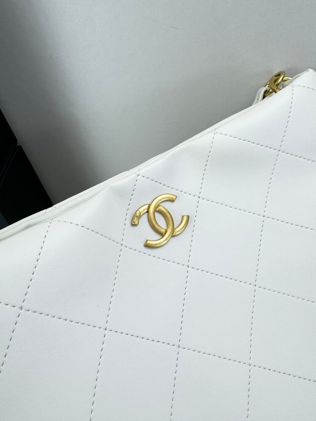 C798 🌸 Chanel 23A shoulder strap hippie bag 200 — image 4
