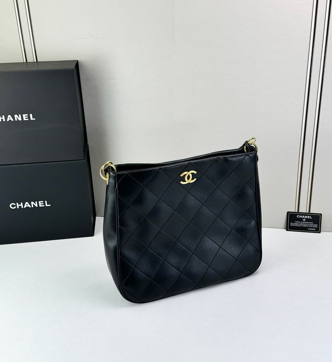 C796 🌸 Chanel 23A shoulder strap hippie bag 200 — image 3