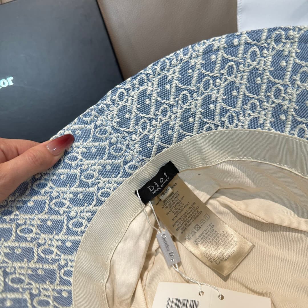 C29874 Packaged in a cloth bag. Dior new model fisherman hat, top-tier version. Customized according to the mold 1:1. Original denim print fabric + pure cotton lining, lightweight and breathable! The quality is excellent. Basic head circumference: 57. Ver — image 7