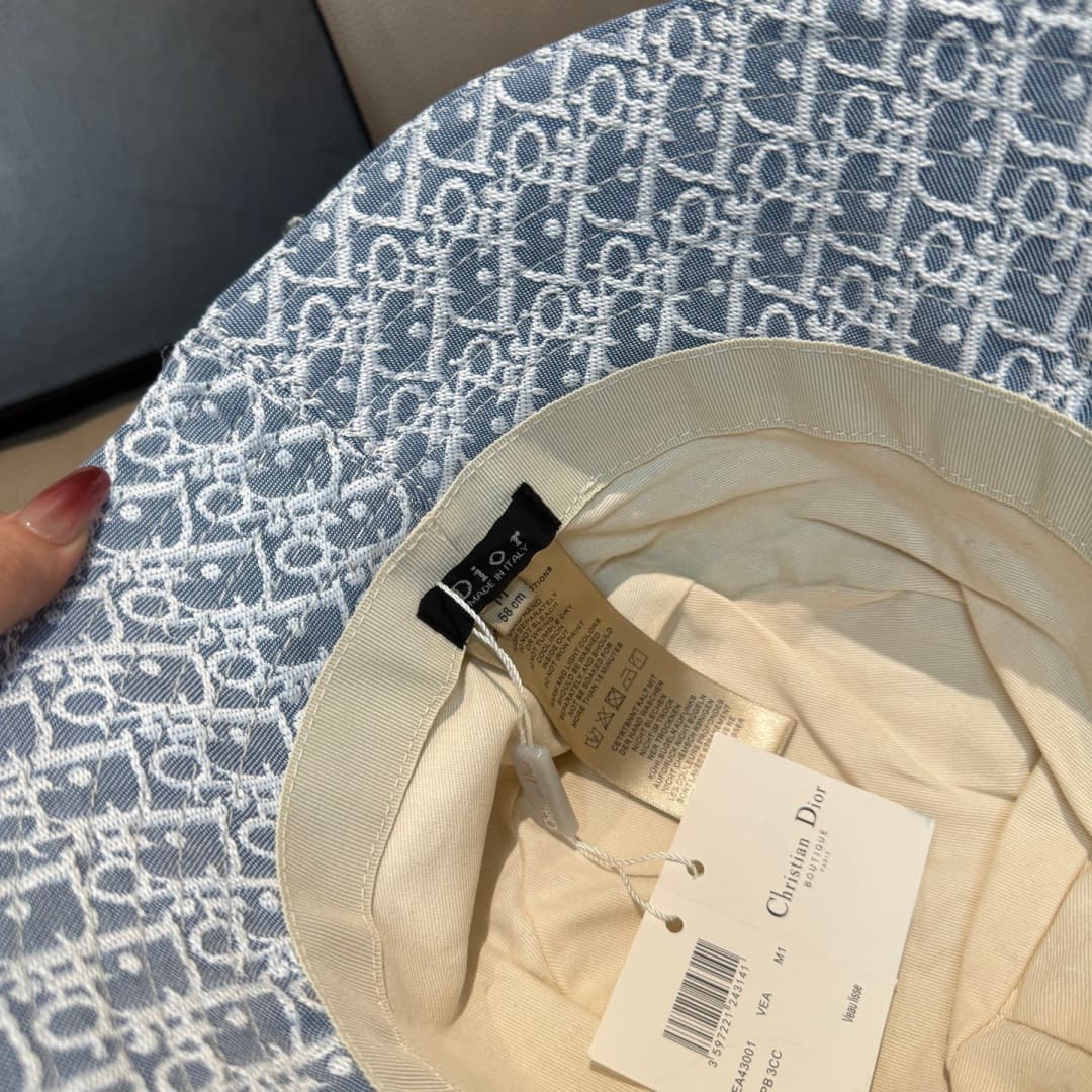 C29873 Packaged in a bag, Dior new model fisherman hat – top quality version. Customized according to the mold 1:1. Made from original denim weave fabric and pure cotton lining; lightweight and breathable! Excellent quality. Basic head circumference: 57.  — image 7