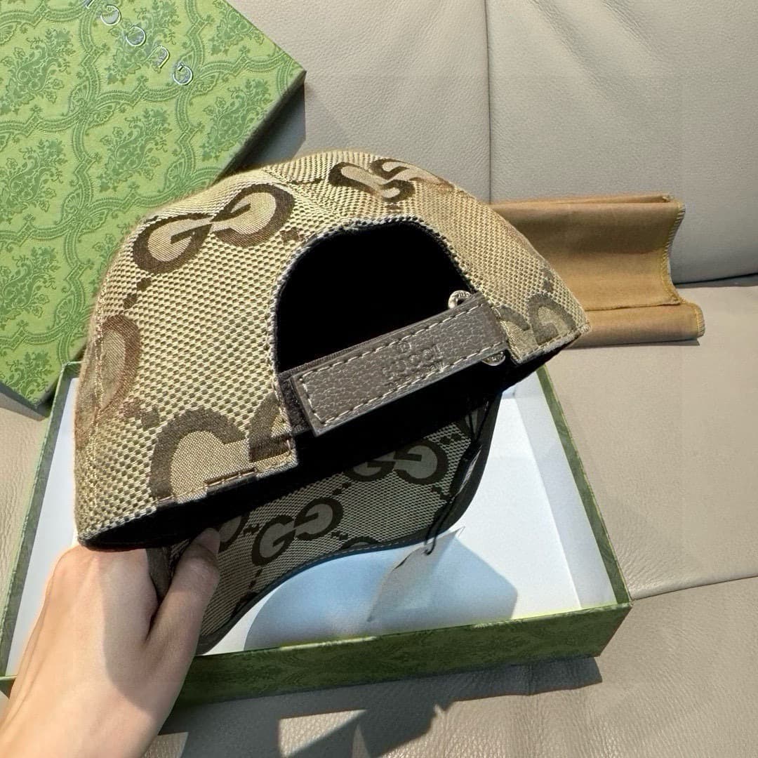 C29862 Packaged in a bag, Gucci new model baseball cap. Large “G” logo, custom-made by 1:1. Made from original canvas material and top-grade cowhide, lightweight and breathable! Basic head circumference: 56; adjustable clip. — image 6