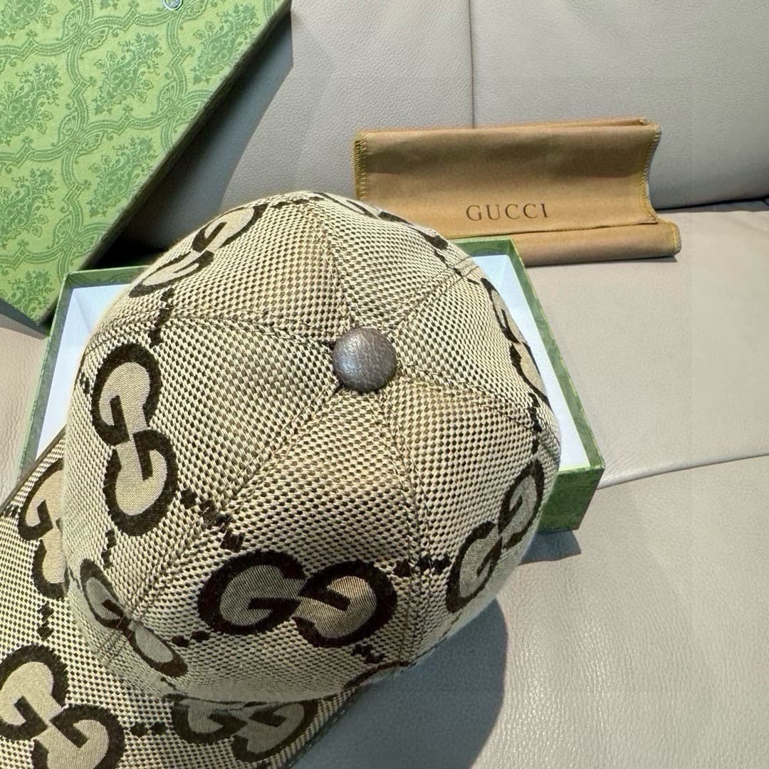 C29862 Packaged in a bag, Gucci new model baseball cap. Large “G” logo, custom-made by 1:1. Made from original canvas material and top-grade cowhide, lightweight and breathable! Basic head circumference: 56; adjustable clip. — image 4