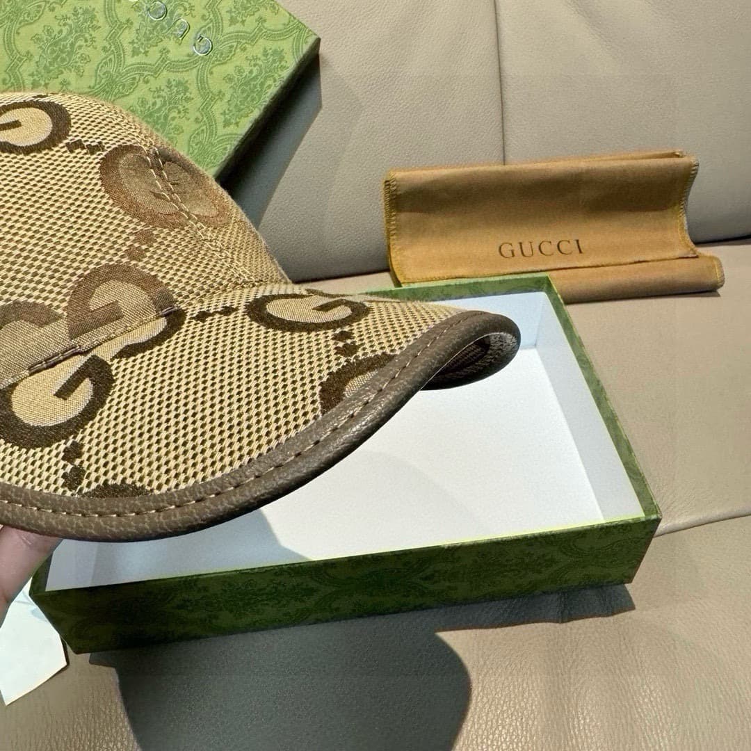 C29862 Packaged in a bag, Gucci new model baseball cap. Large “G” logo, custom-made by 1:1. Made from original canvas material and top-grade cowhide, lightweight and breathable! Basic head circumference: 56; adjustable clip. — image 3