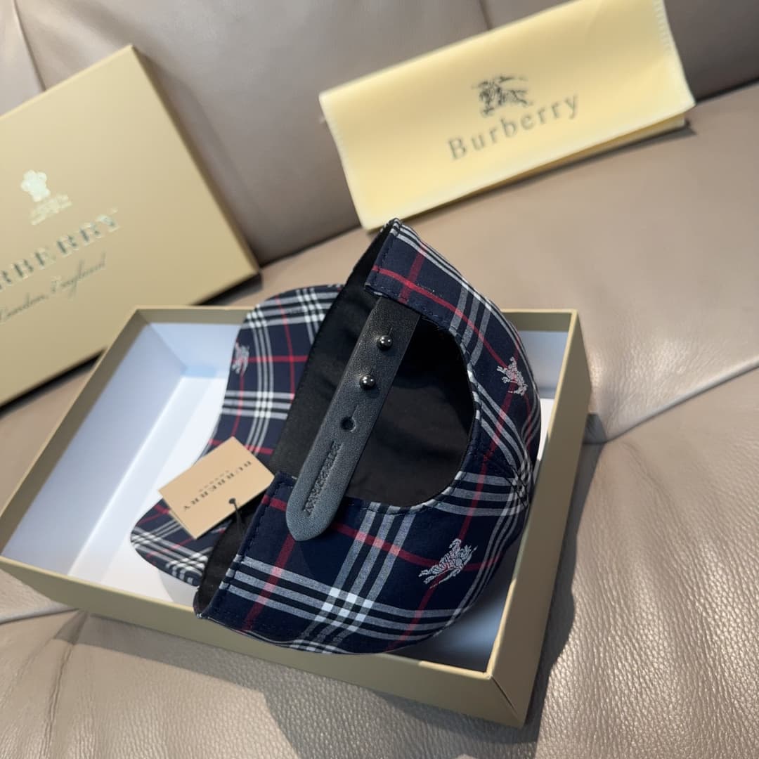 C29860 Packaged in a cloth bag, Burberry original baseball cap, checked pattern horse design. Customized by 1:1; made from pure cotton fabric and top-grade cowhide, lightweight and breathable! Photo of the product in use; suitable for both men and women. — image 8