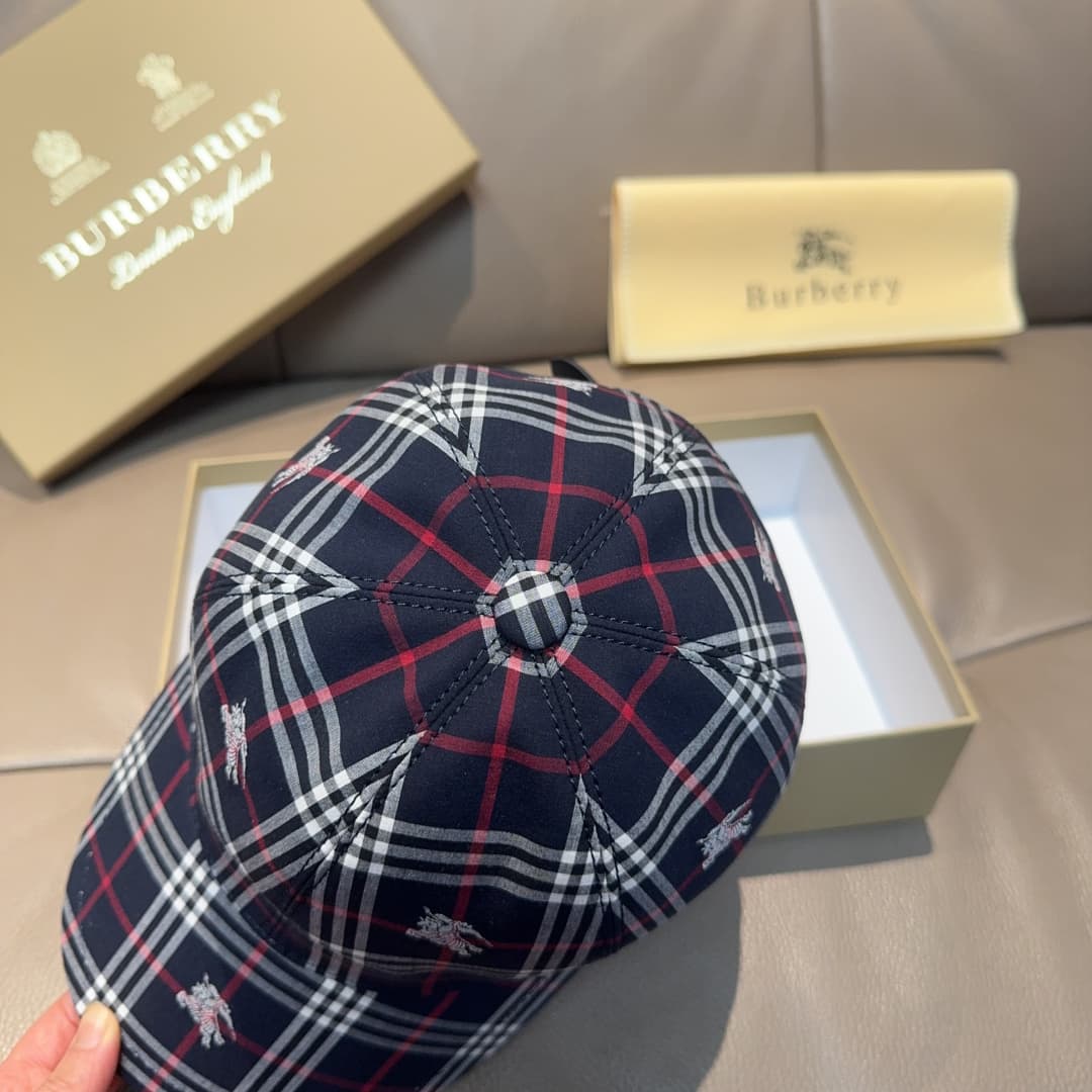 C29860 Packaged in a cloth bag, Burberry original baseball cap, checked pattern horse design. Customized by 1:1; made from pure cotton fabric and top-grade cowhide, lightweight and breathable! Photo of the product in use; suitable for both men and women. — image 6