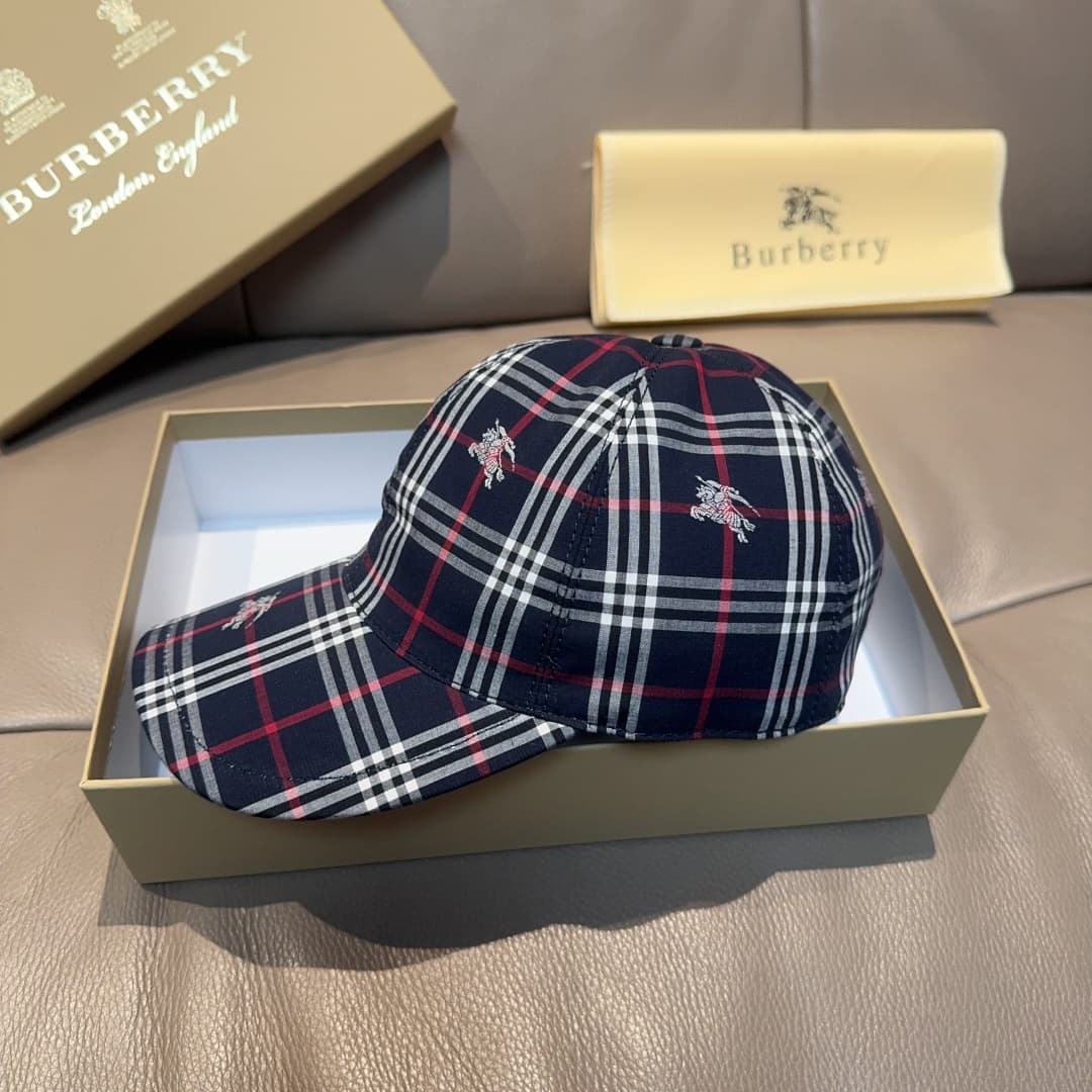 C29860 Packaged in a cloth bag, Burberry original baseball cap, checked pattern horse design. Customized by 1:1; made from pure cotton fabric and top-grade cowhide, lightweight and breathable! Photo of the product in use; suitable for both men and women. — image 4