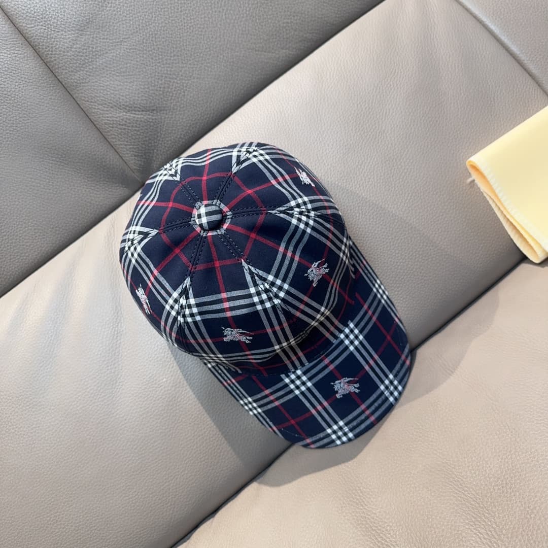 C29860 Packaged in a cloth bag, Burberry original baseball cap, checked pattern horse design. Customized by 1:1; made from pure cotton fabric and top-grade cowhide, lightweight and breathable! Photo of the product in use; suitable for both men and women. — image 2