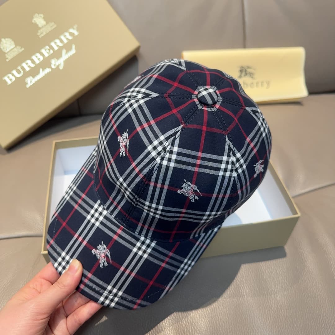 C29860 Packaged in a cloth bag, Burberry original baseball cap, checked pattern horse design. Customized by 1:1; made from pure cotton fabric and top-grade cowhide, lightweight and breathable! Photo of the product in use; suitable for both men and women. — image 5