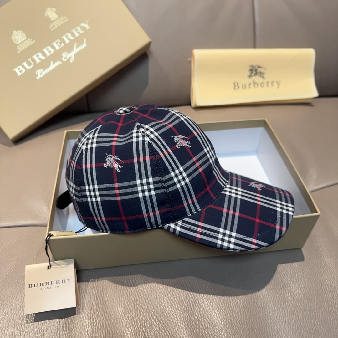 C29860 Packaged in a cloth bag, Burberry original baseball cap, checked pattern horse design. Customized by 1:1; made from pure cotton fabric and top-grade cowhide, lightweight and breathable! Photo of the product in use; suitable for both men and women. — image 3