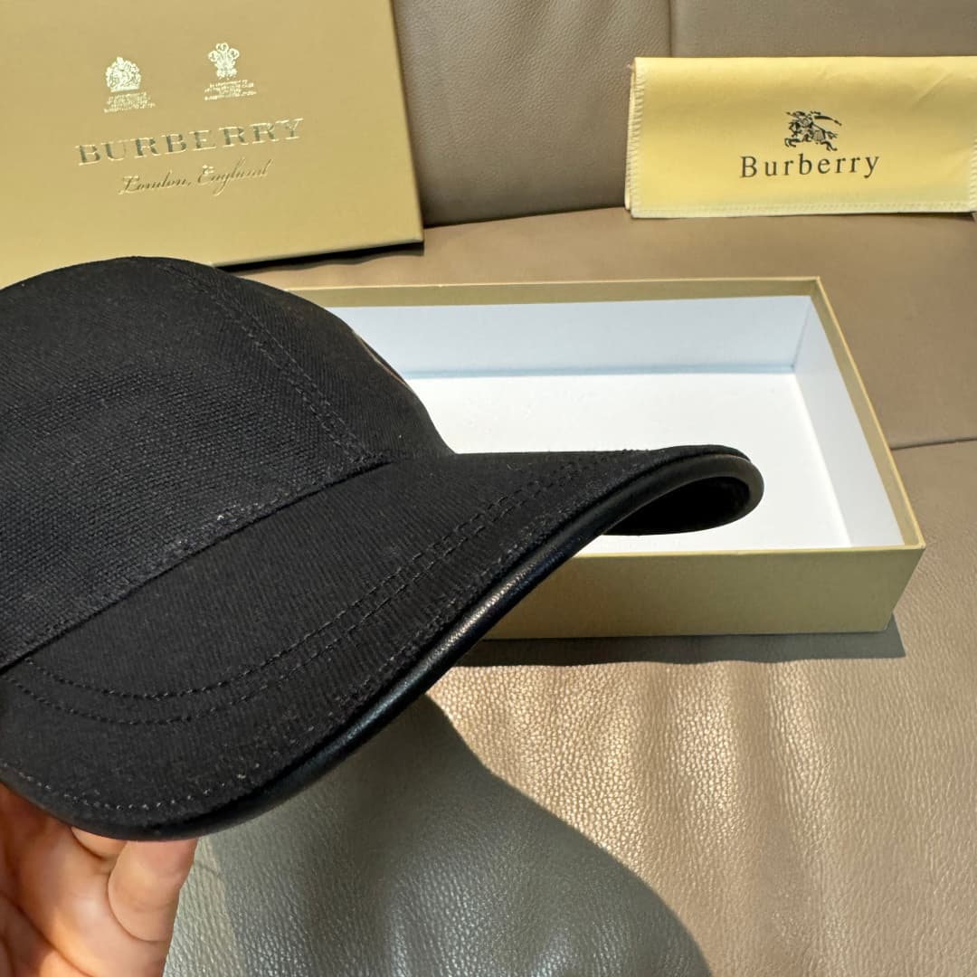 C29858 Bag with box, Burberry’s latest original baseball cap. Customized under the mold number 1:1, with bold printing! Made of premium canvas material and top-grade cowhide, with exquisite craftsmanship; original factory quality, exclusive physical photo — image 6