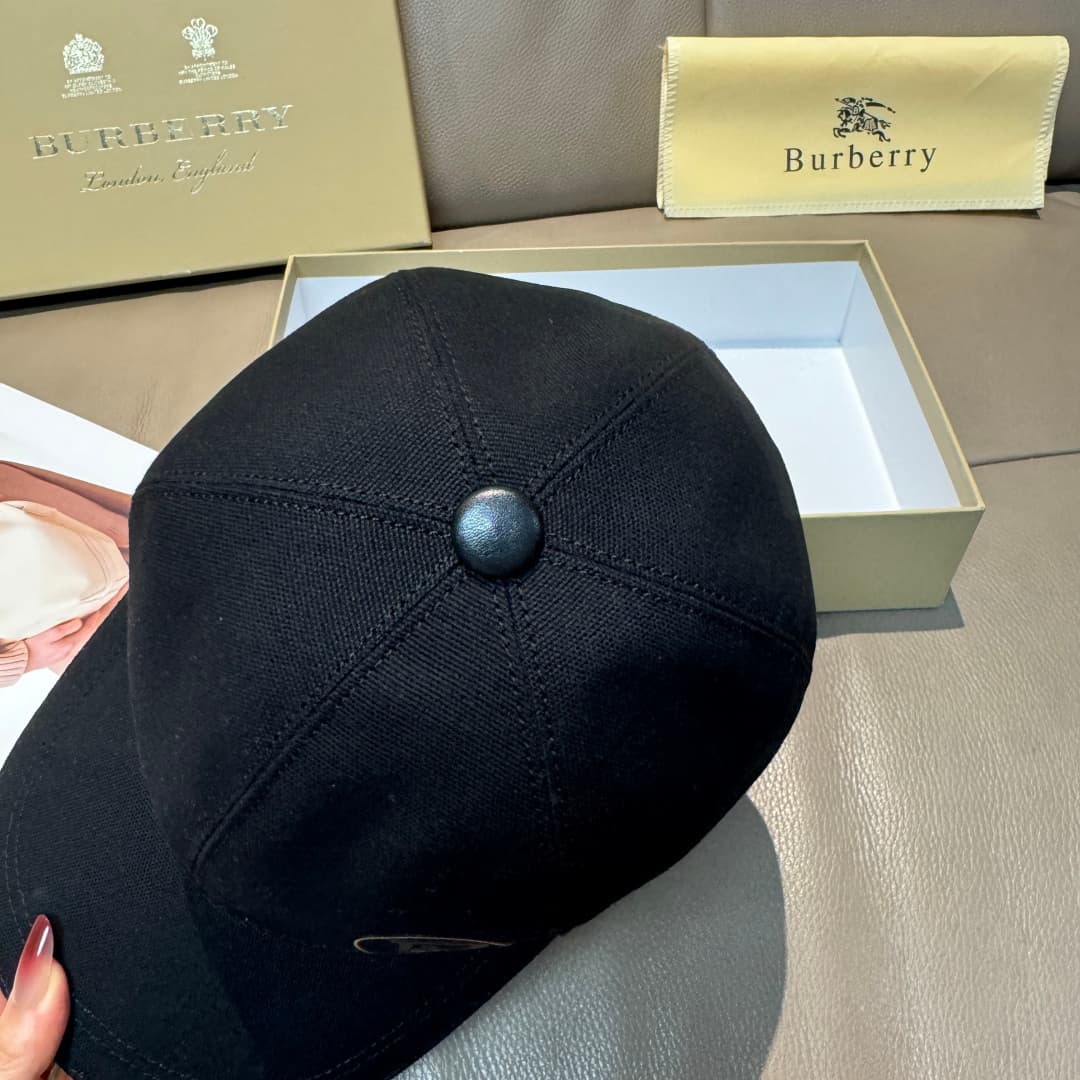 C29858 Bag with box, Burberry’s latest original baseball cap. Customized under the mold number 1:1, with bold printing! Made of premium canvas material and top-grade cowhide, with exquisite craftsmanship; original factory quality, exclusive physical photo — image 5