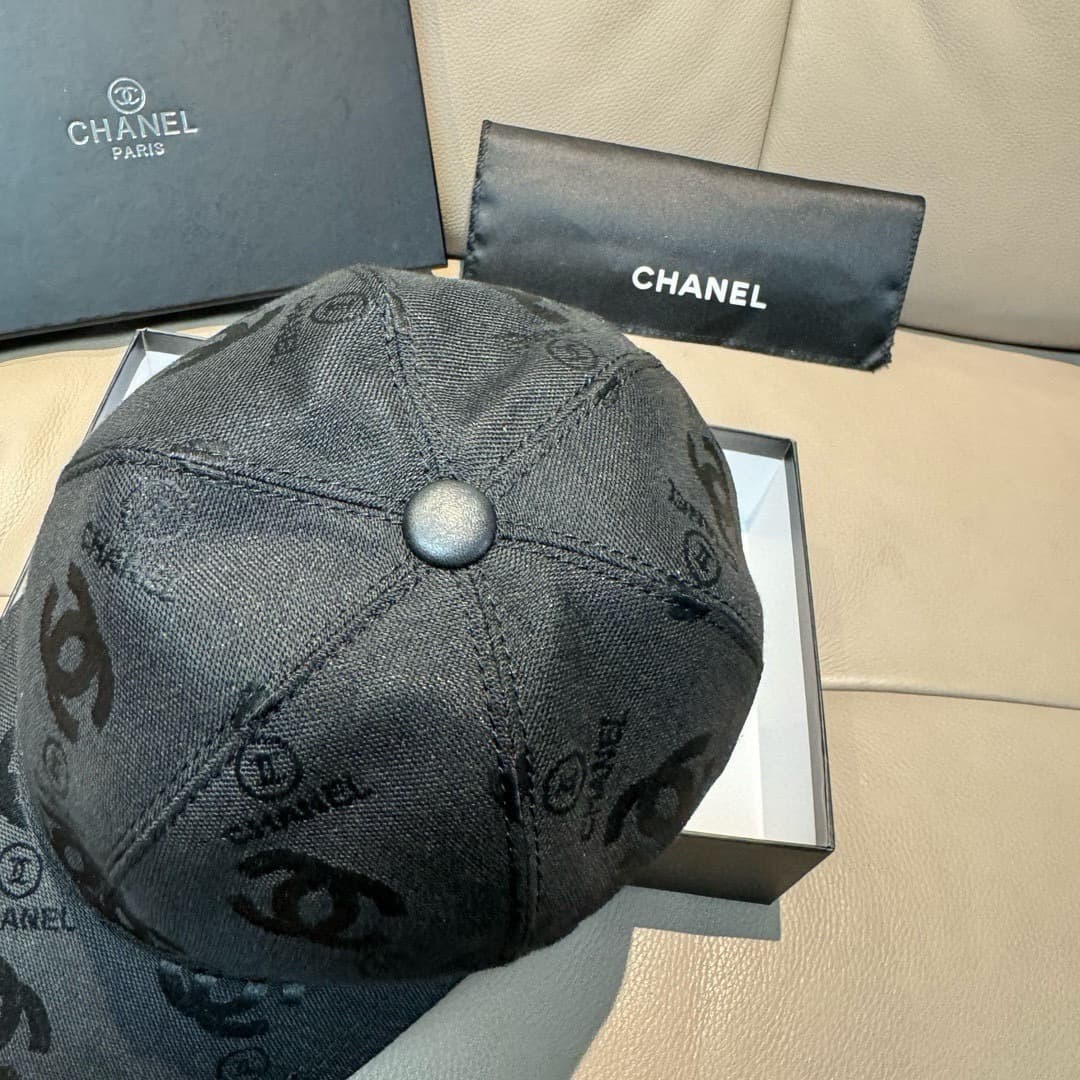 C29854 Packaged in a bag, Chanel classic original baseball cap. Features the classic “double C” logo. Customized by 1:1; made from genuine sail fabric and first-grade cowhide material – lightweight and breathable! The quality is excellent. The head circum — image 4