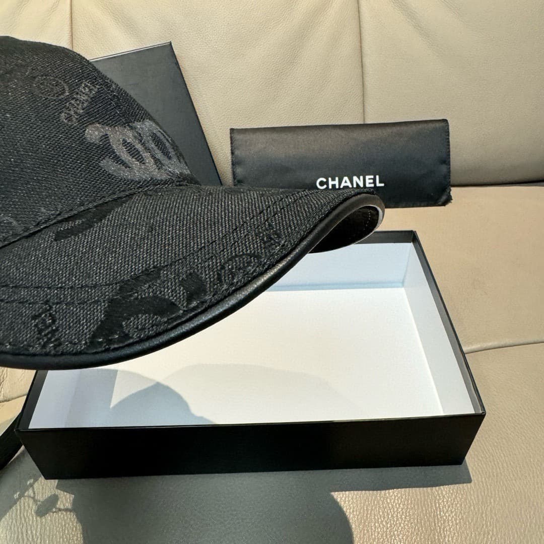 C29854 Packaged in a bag, Chanel classic original baseball cap. Features the classic “double C” logo. Customized by 1:1; made from genuine sail fabric and first-grade cowhide material – lightweight and breathable! The quality is excellent. The head circum — image 6