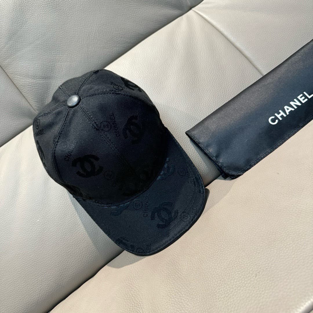 C29854 Packaged in a bag, Chanel classic original baseball cap. Features the classic “double C” logo. Customized by 1:1; made from genuine sail fabric and first-grade cowhide material – lightweight and breathable! The quality is excellent. The head circum — image 2