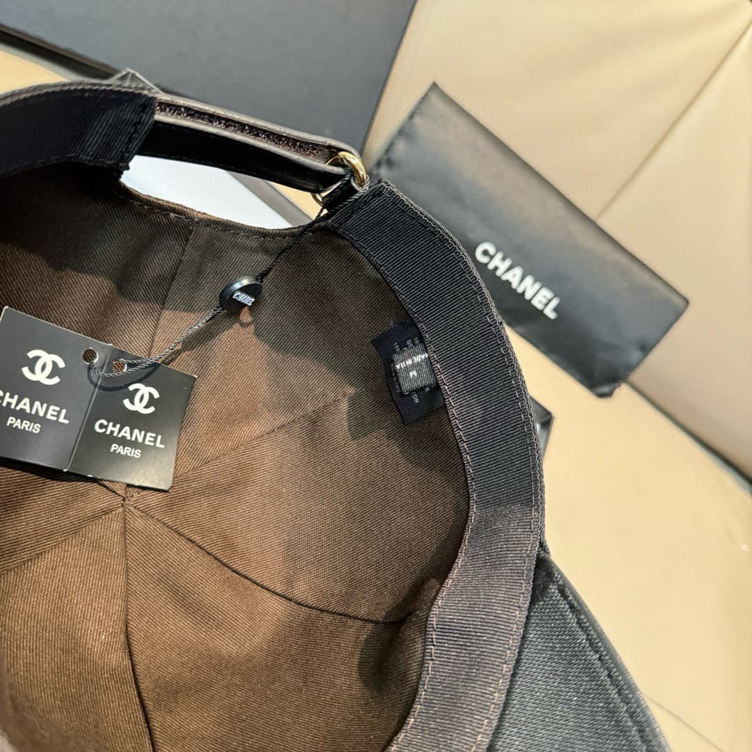 C29854 Packaged in a bag, Chanel classic original baseball cap. Features the classic “double C” logo. Customized by 1:1; made from genuine sail fabric and first-grade cowhide material – lightweight and breathable! The quality is excellent. The head circum — image 8