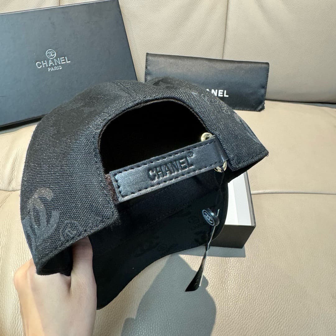C29854 Packaged in a bag, Chanel classic original baseball cap. Features the classic “double C” logo. Customized by 1:1; made from genuine sail fabric and first-grade cowhide material – lightweight and breathable! The quality is excellent. The head circum — image 7