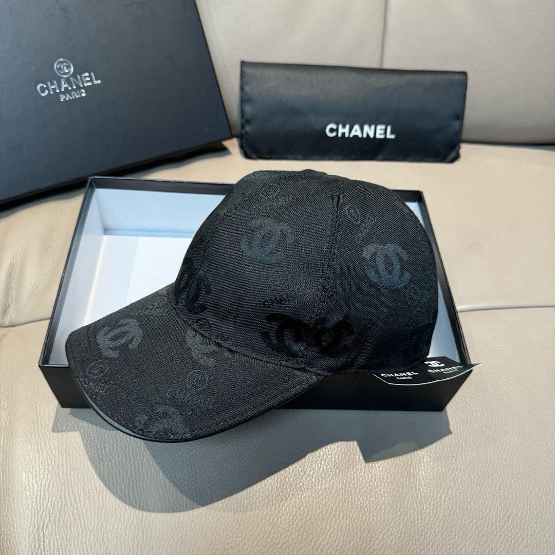 C29854 Packaged in a bag, Chanel classic original baseball cap. Features the classic “double C” logo. Customized by 1:1; made from genuine sail fabric and first-grade cowhide material – lightweight and breathable! The quality is excellent. The head circum — image 3