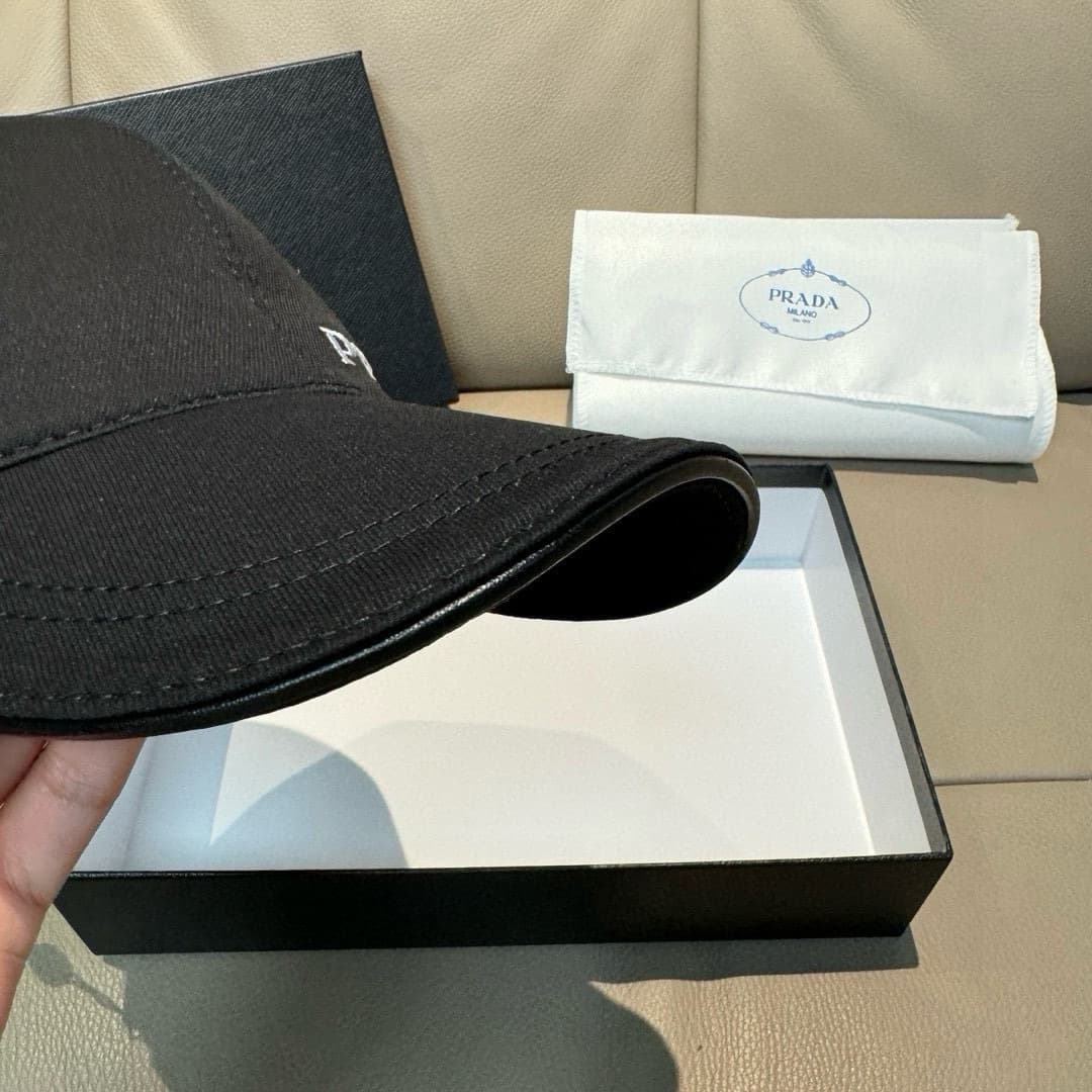 C29851 Baggy cloth bag, Prada new model baseball cap. Embroidered logo. Customized by 1:1. Original pure cotton fabric + top-grade cowhide material. Lightweight and breathable! Excellent quality. Basic head circumference: 56. Adjustable clip. — image 4