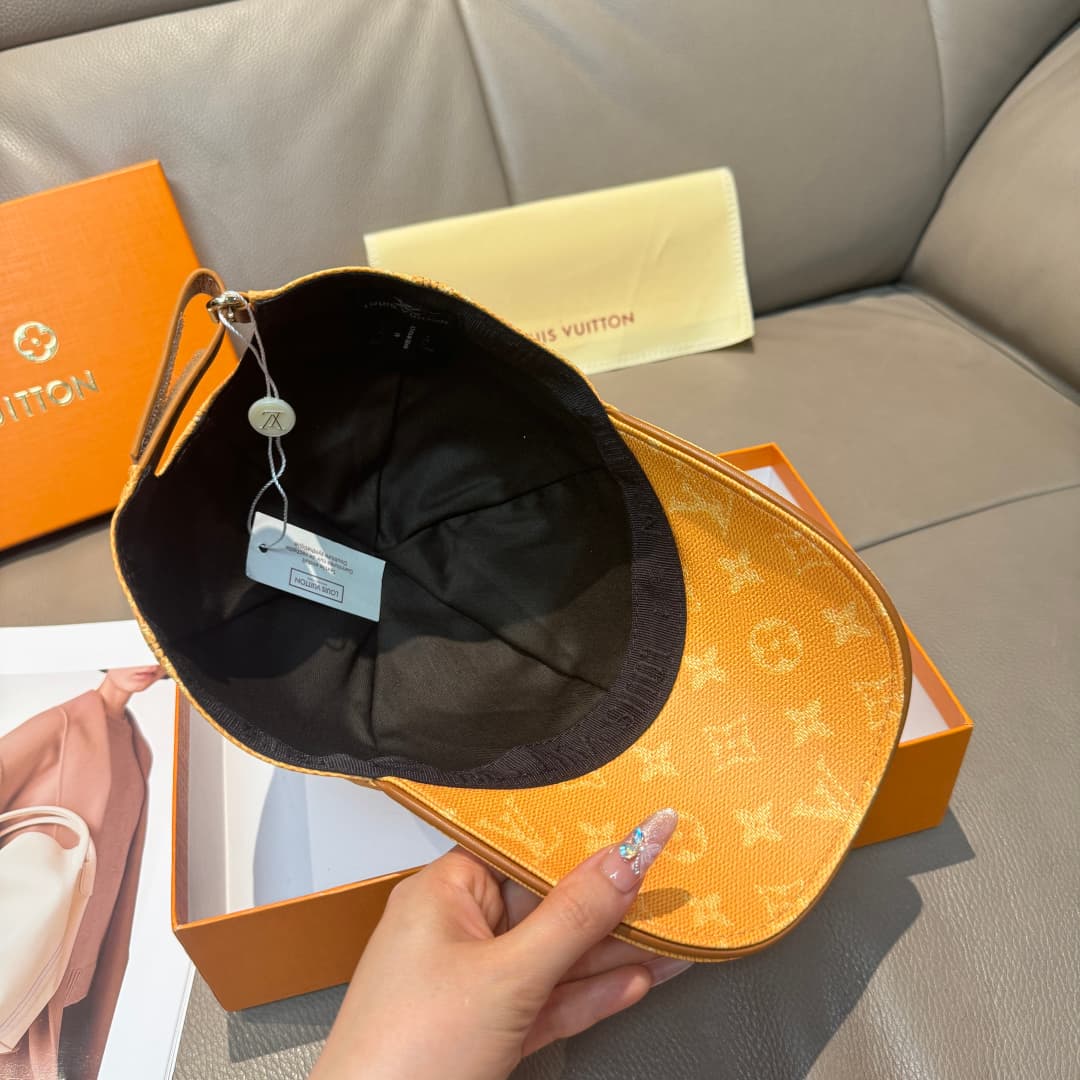 C29849 It comes with a packaging bag. It’s a classic LV baseball cap, featuring classic monogram patterns. It is custom-molded and produced on order; the PU leather and first-grade cowhide edges provide excellent quality. The basic head circumference is 5 — image 6