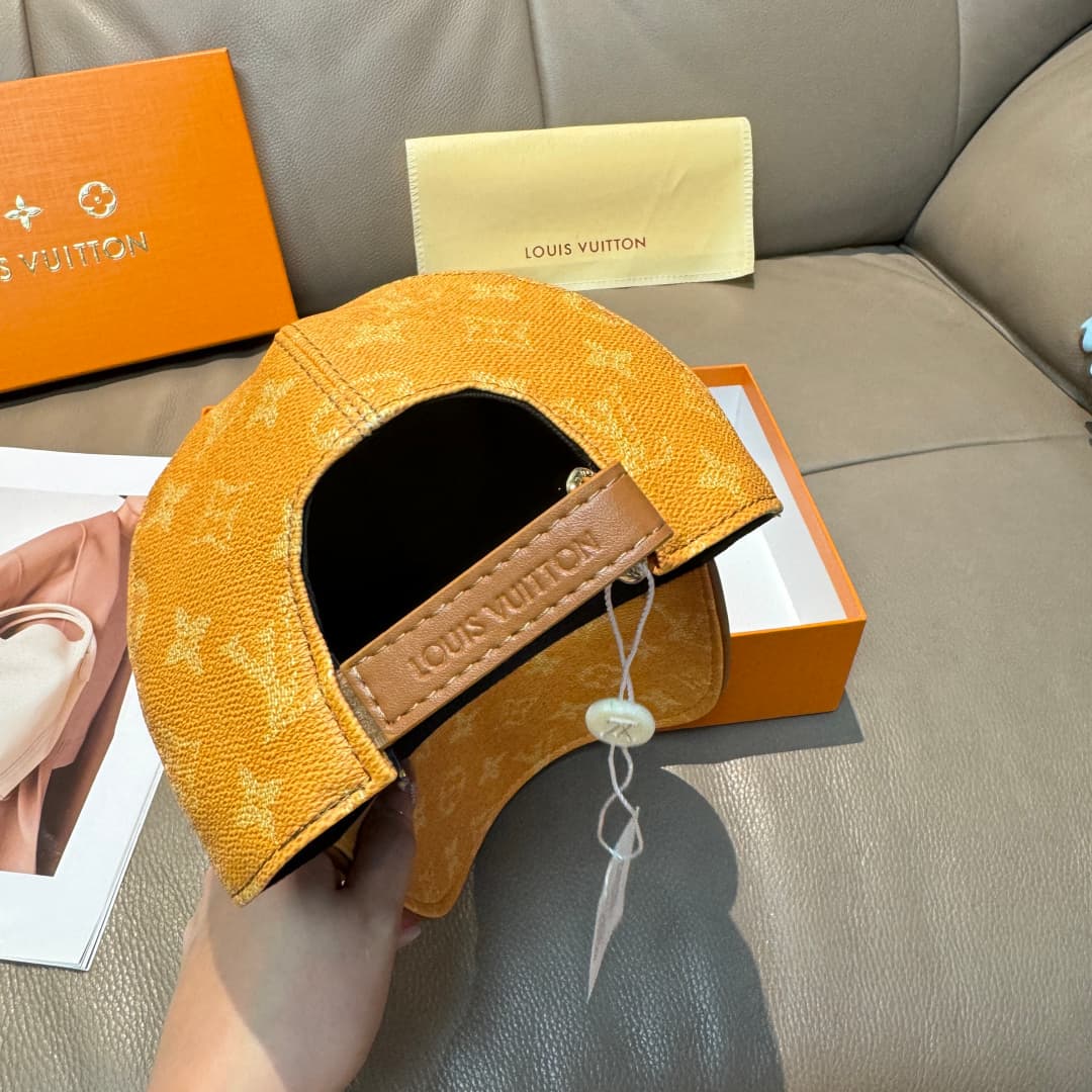 C29849 It comes with a packaging bag. It’s a classic LV baseball cap, featuring classic monogram patterns. It is custom-molded and produced on order; the PU leather and first-grade cowhide edges provide excellent quality. The basic head circumference is 5 — image 8