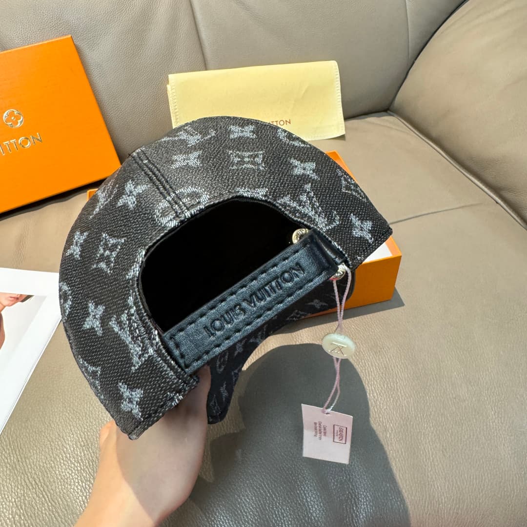 C29847 It comes with a packaging bag. It’s a classic LV baseball cap – featuring classic monogram patterns. It is custom-molded and produced on order; made of PU leather and top-grain cowhide for edge finishing. It’s in extremely high demand all year roun — image 8