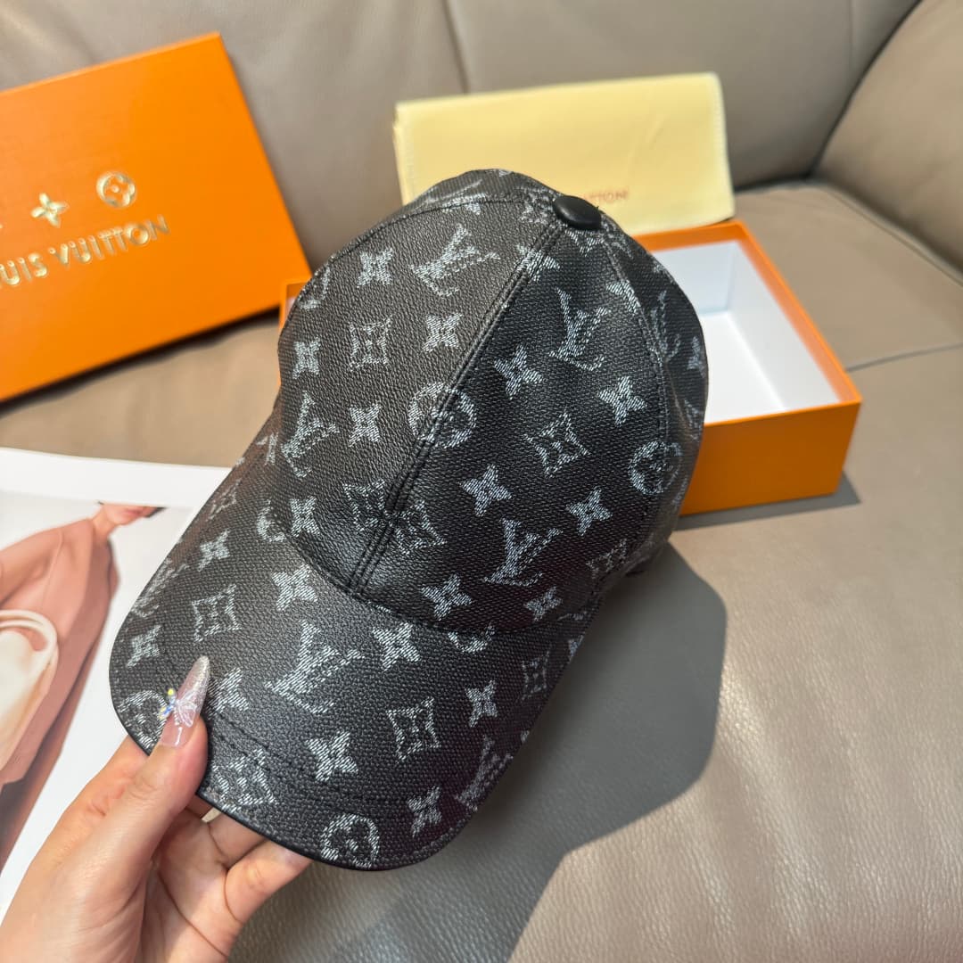 C29847 It comes with a packaging bag. It’s a classic LV baseball cap – featuring classic monogram patterns. It is custom-molded and produced on order; made of PU leather and top-grain cowhide for edge finishing. It’s in extremely high demand all year roun — image 4